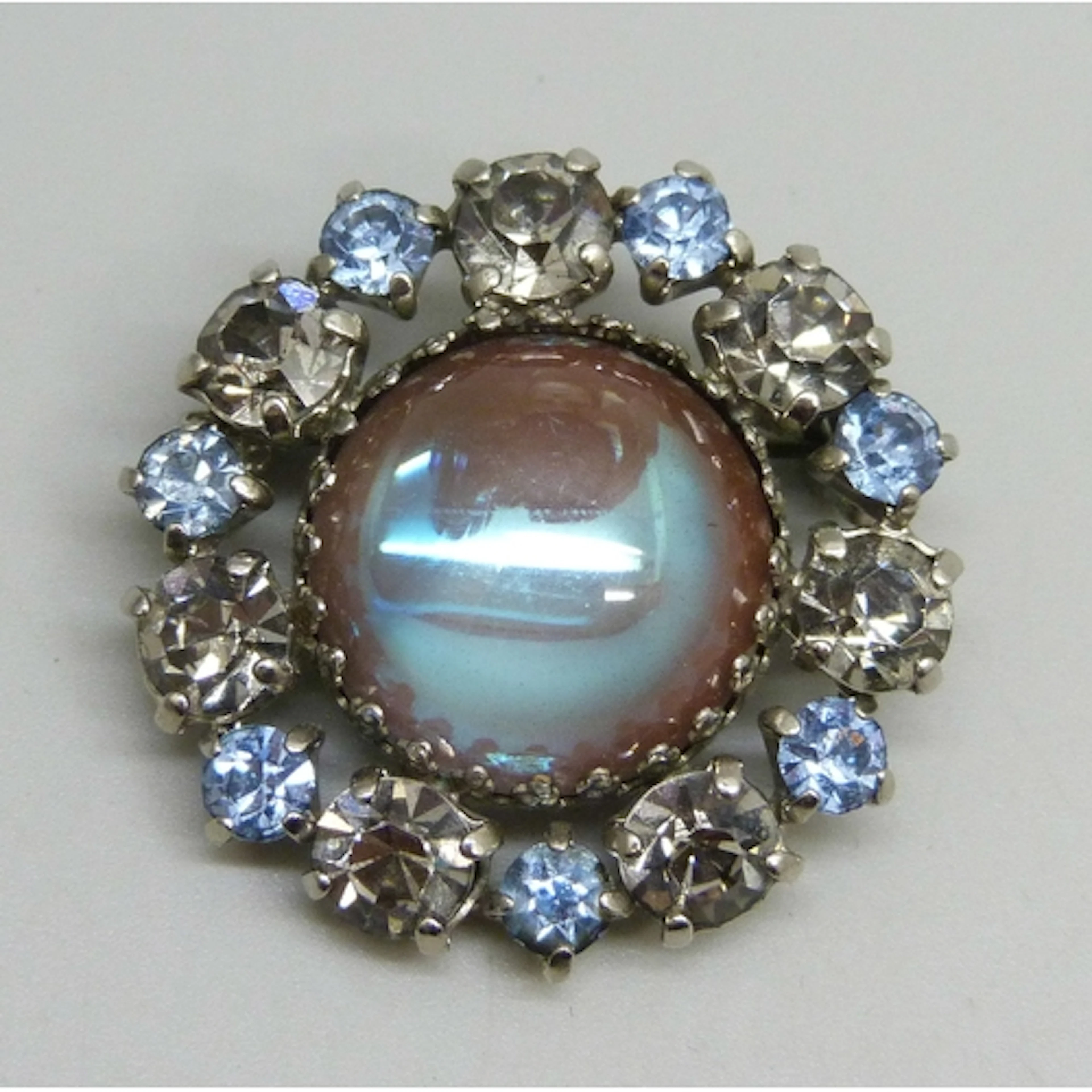 A vintage Czech saphiret set cluster brooch, 3.2cm