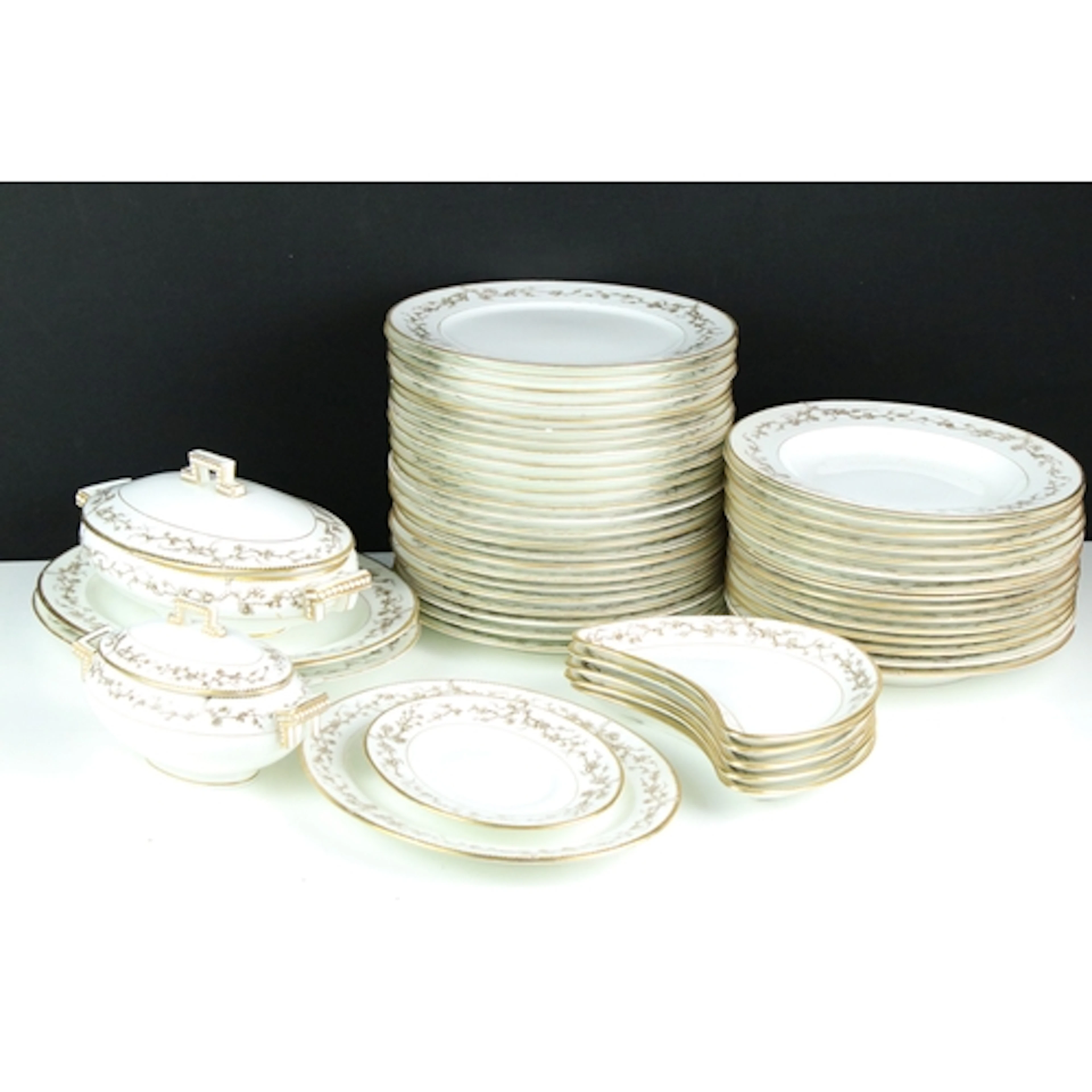 Cauldon retailed by Olsen part dinner service comprising fif...