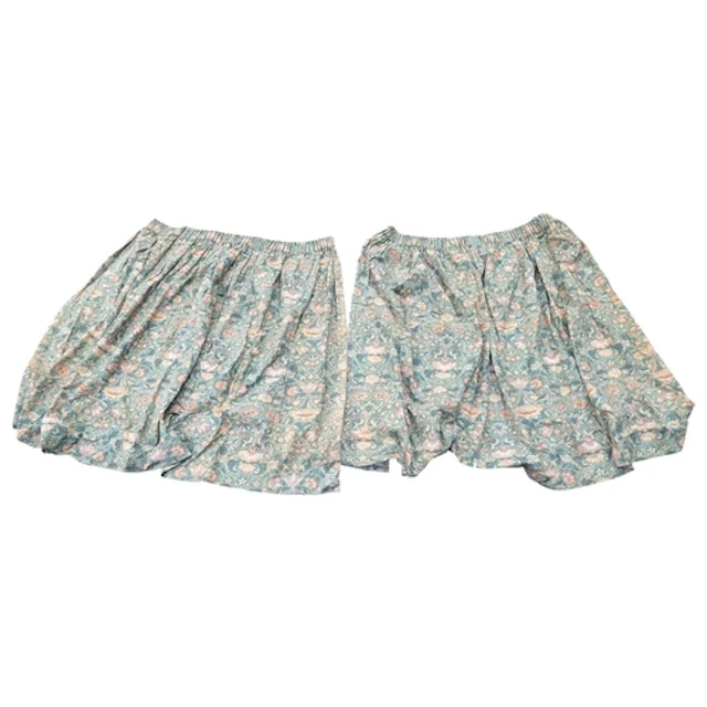William Morris - A pair of 20th century Arts and Crafts styl...