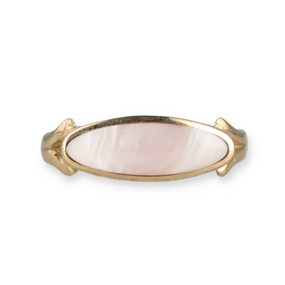 A 9 CARAT GOLD MOTHER OF PEARL RING Weight: 3.2gms...