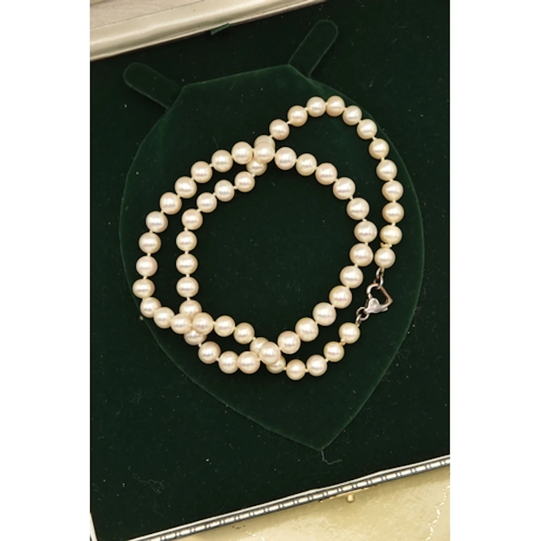 A SINGLE STRAND CULTURED PEARL NECKLACE, slightly graduated ...