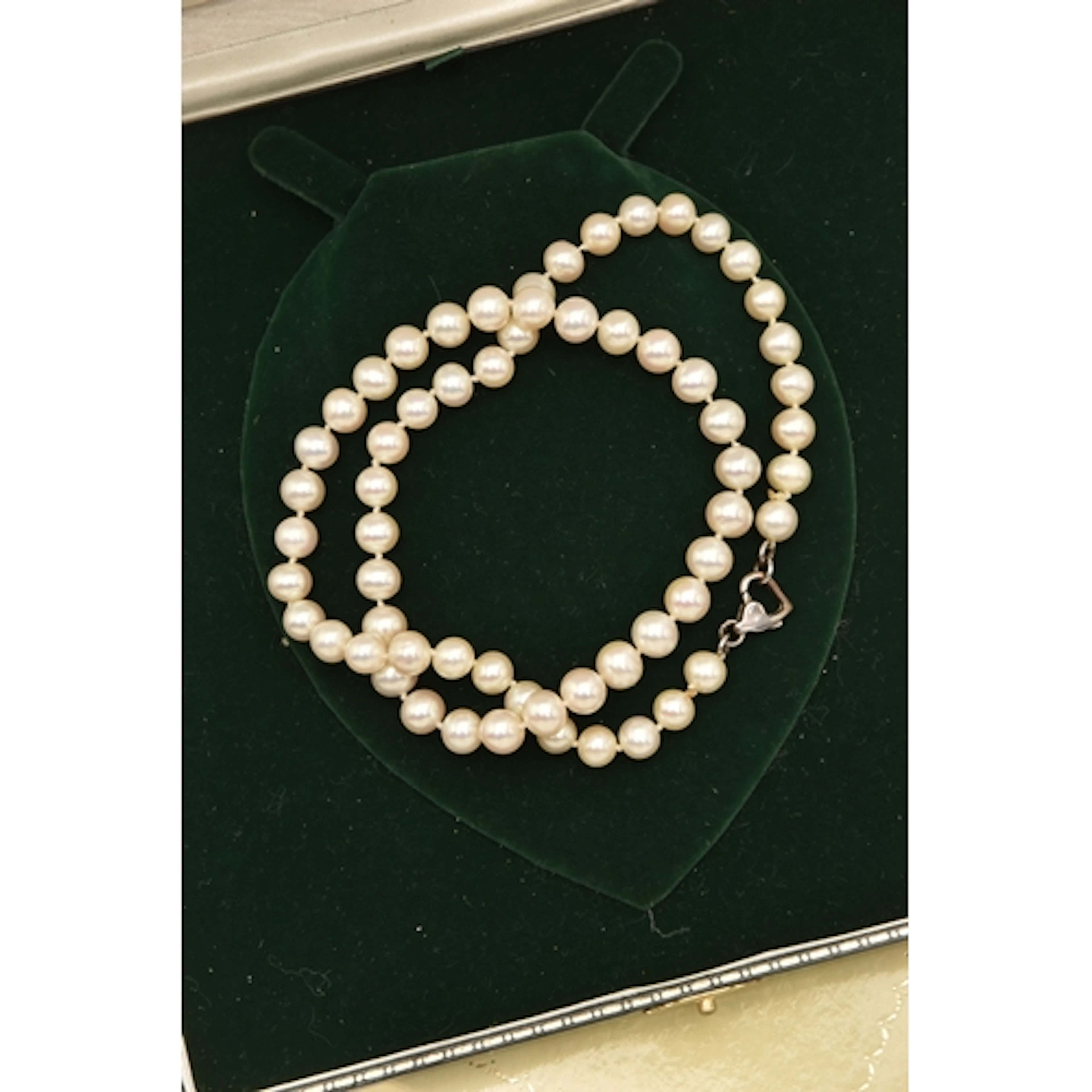 A SINGLE STRAND CULTURED PEARL NECKLACE, slightly graduated ...