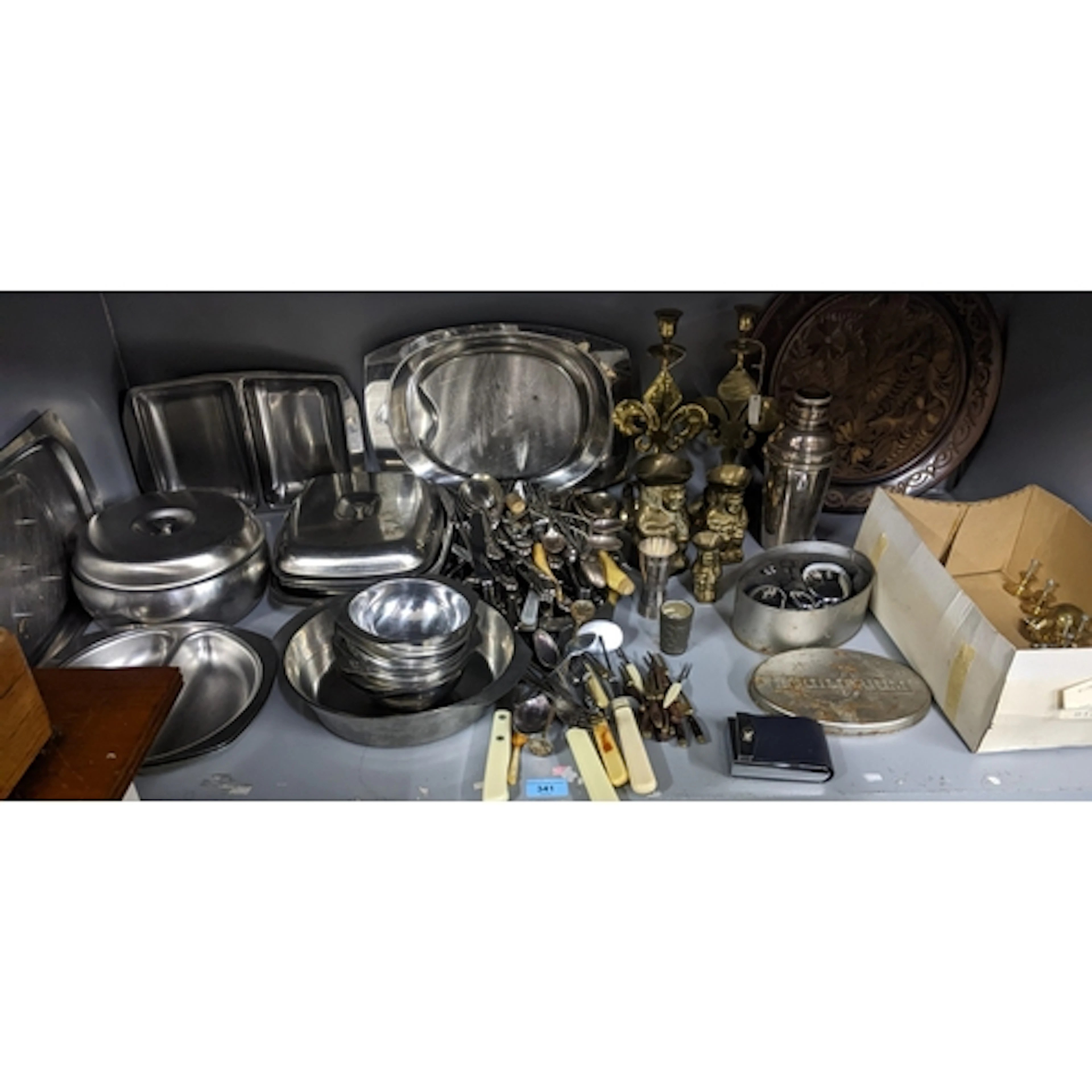 A mixed lot of stainless steel kitchen wares, mixed cutlery,...