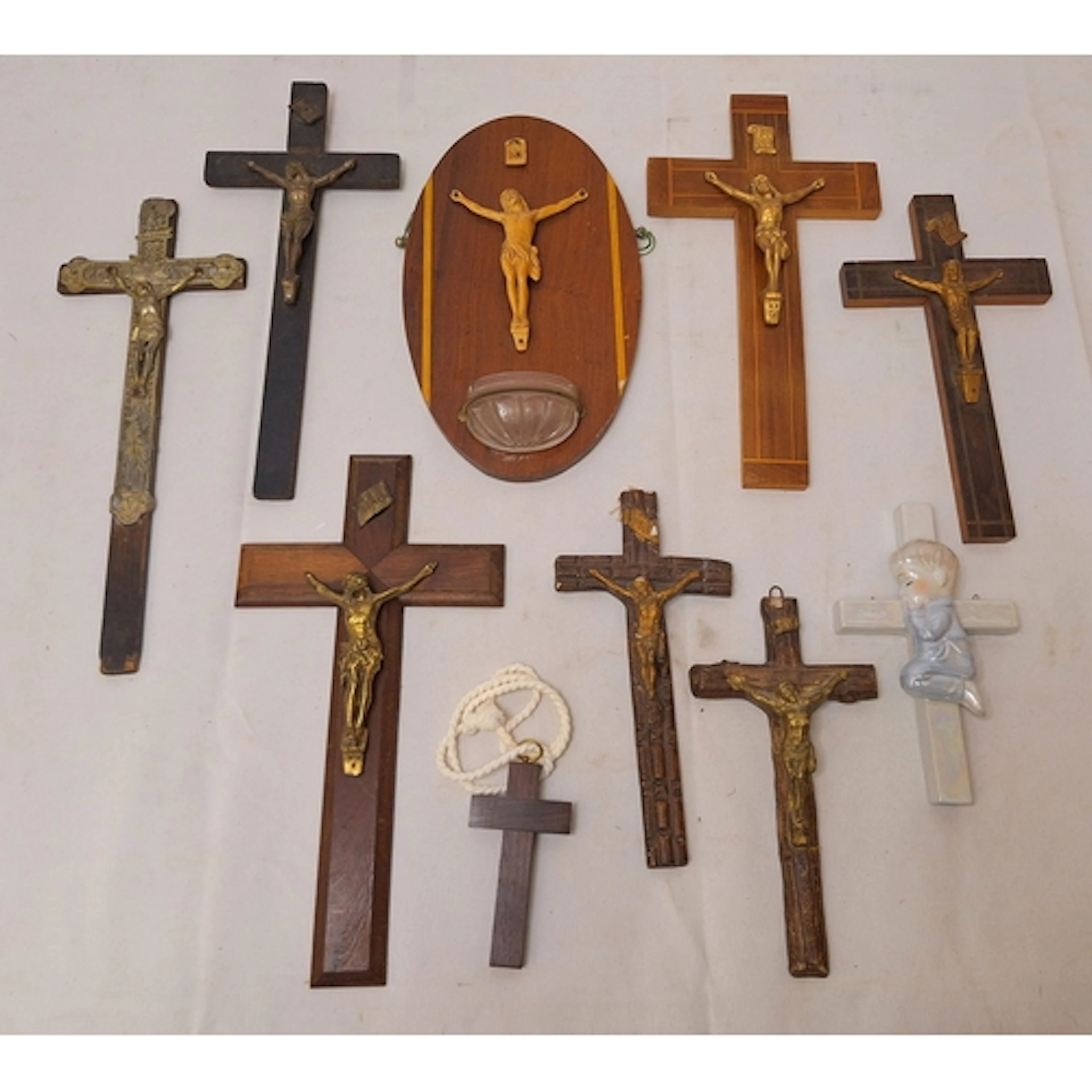 Crucifix incl. wooden based with metal figure, oval panel wi...