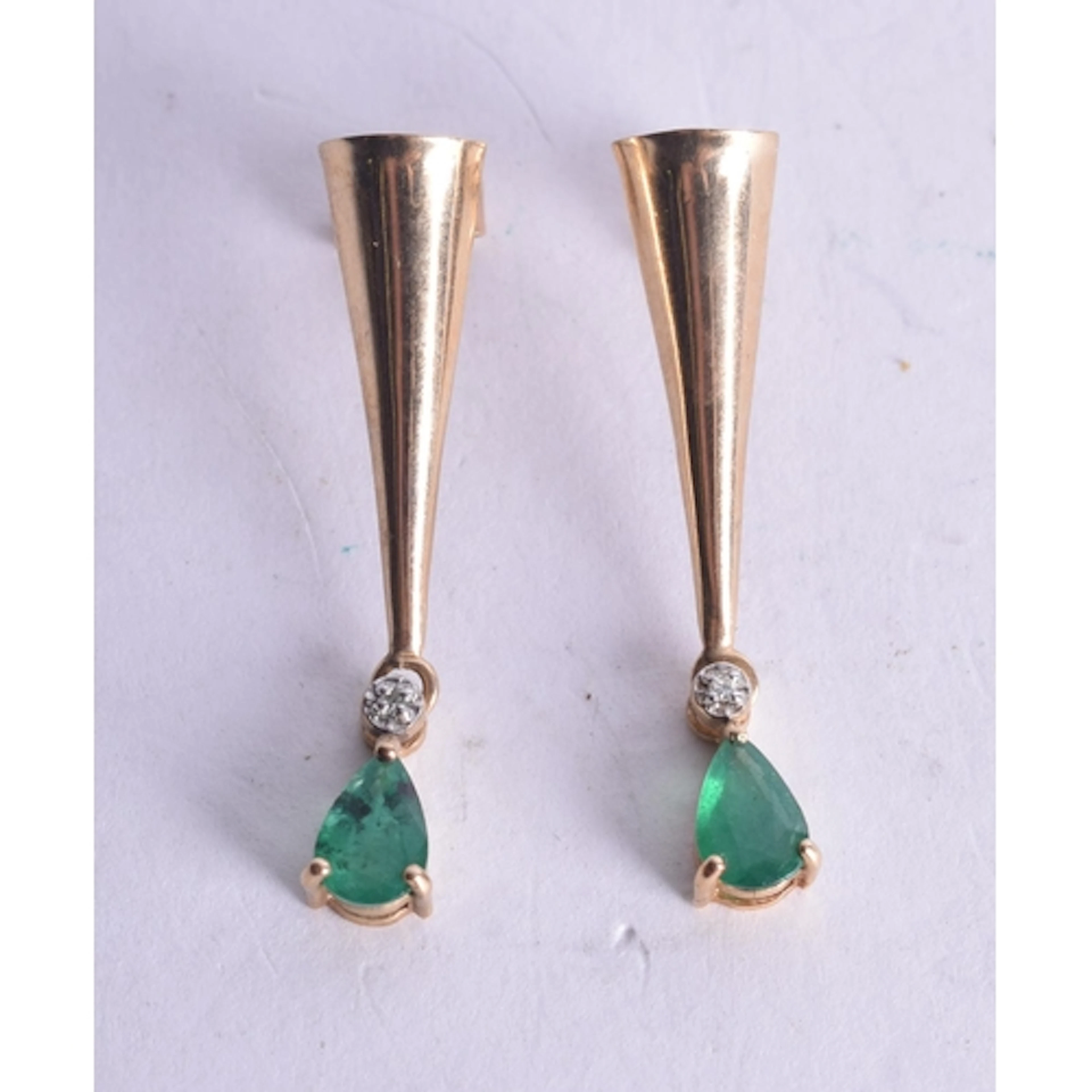9ct gold emerald & diamond drop earrings (1.7g). 3 cm x 0.5 ...