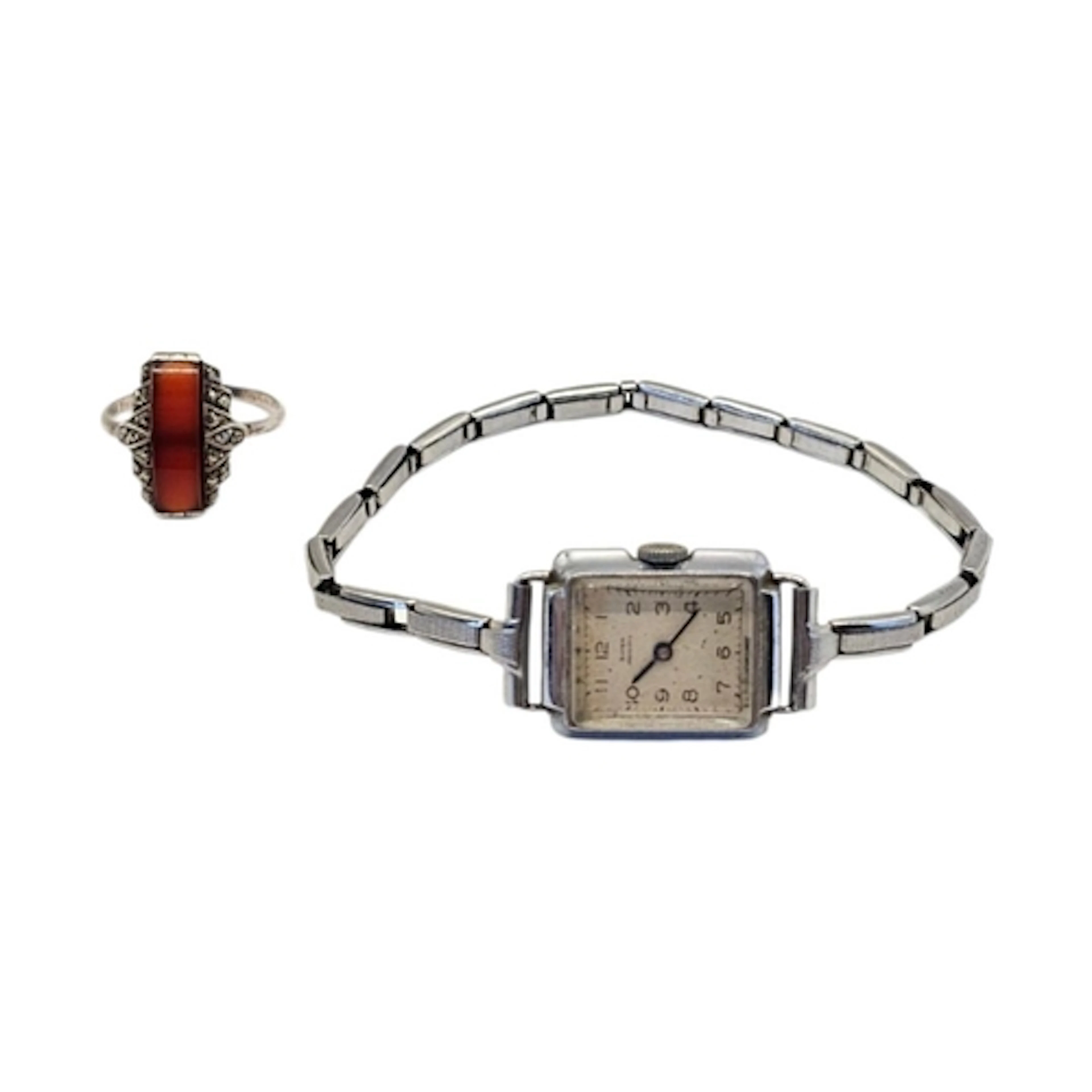 AN ART DECO SILVER, CARNELIAN AND MARCASITE RING Convex ston...