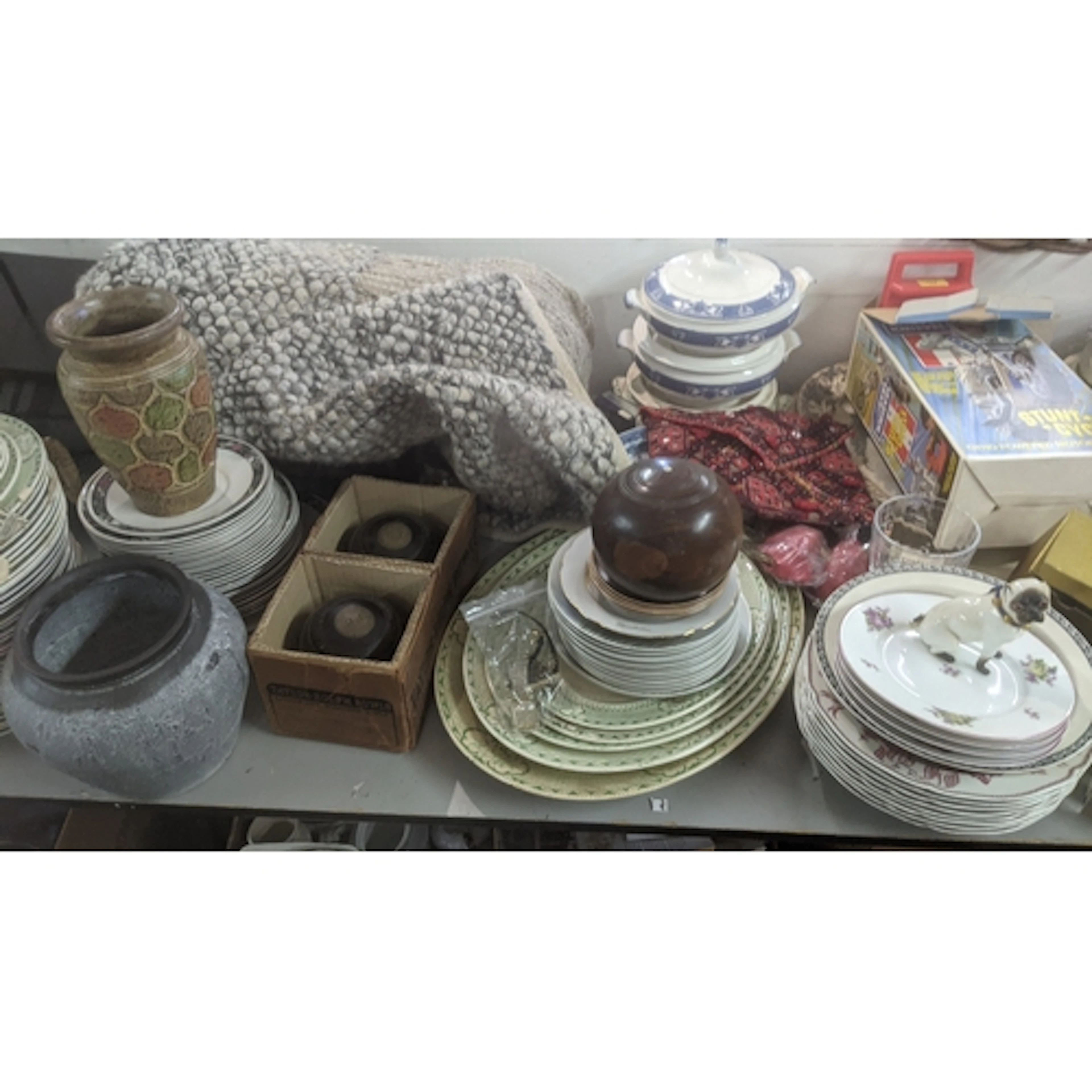 A mixed lot to include stoneware, tableware, a boxed ladies ...