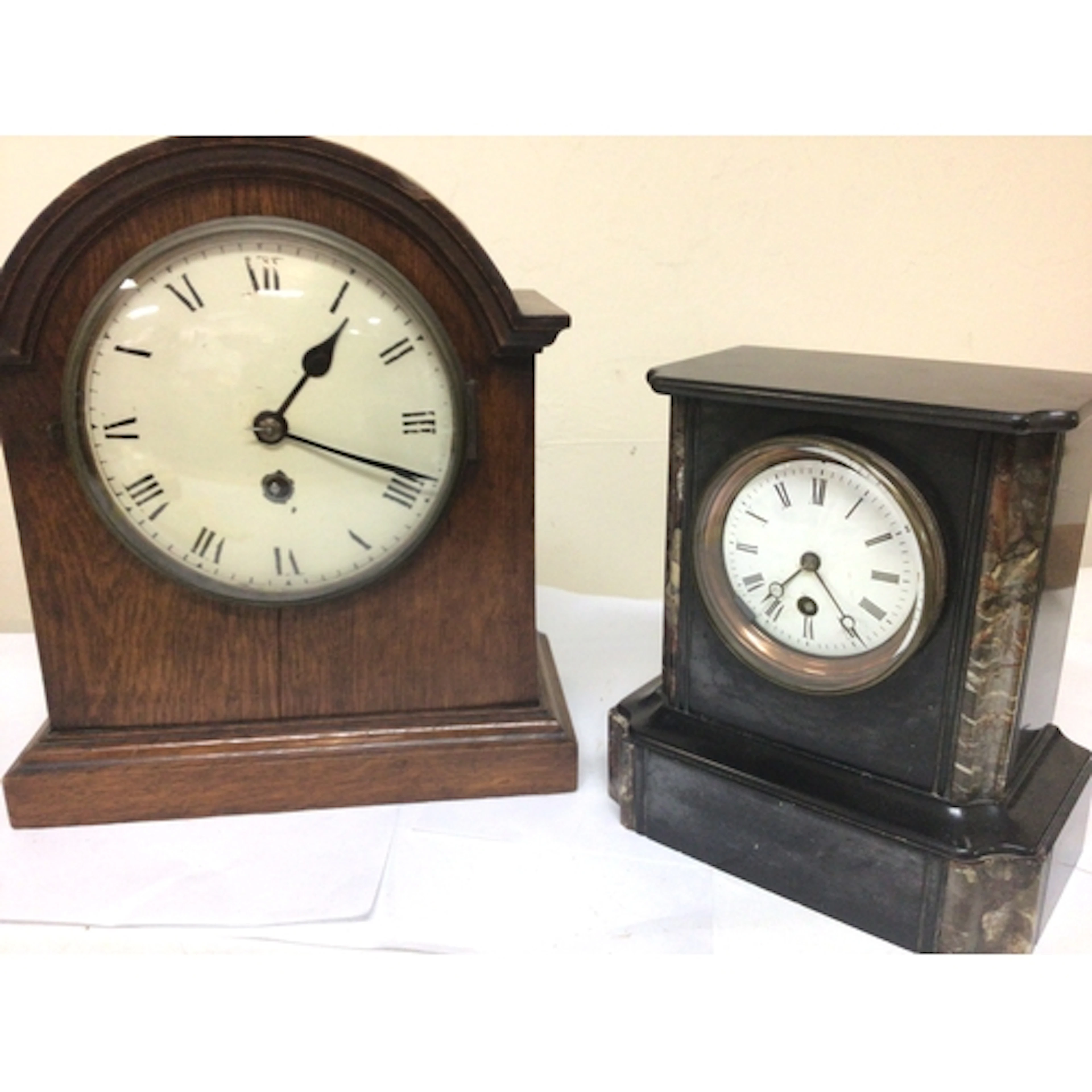 An Edwardian oak cased mantel clock with a brass movement an...