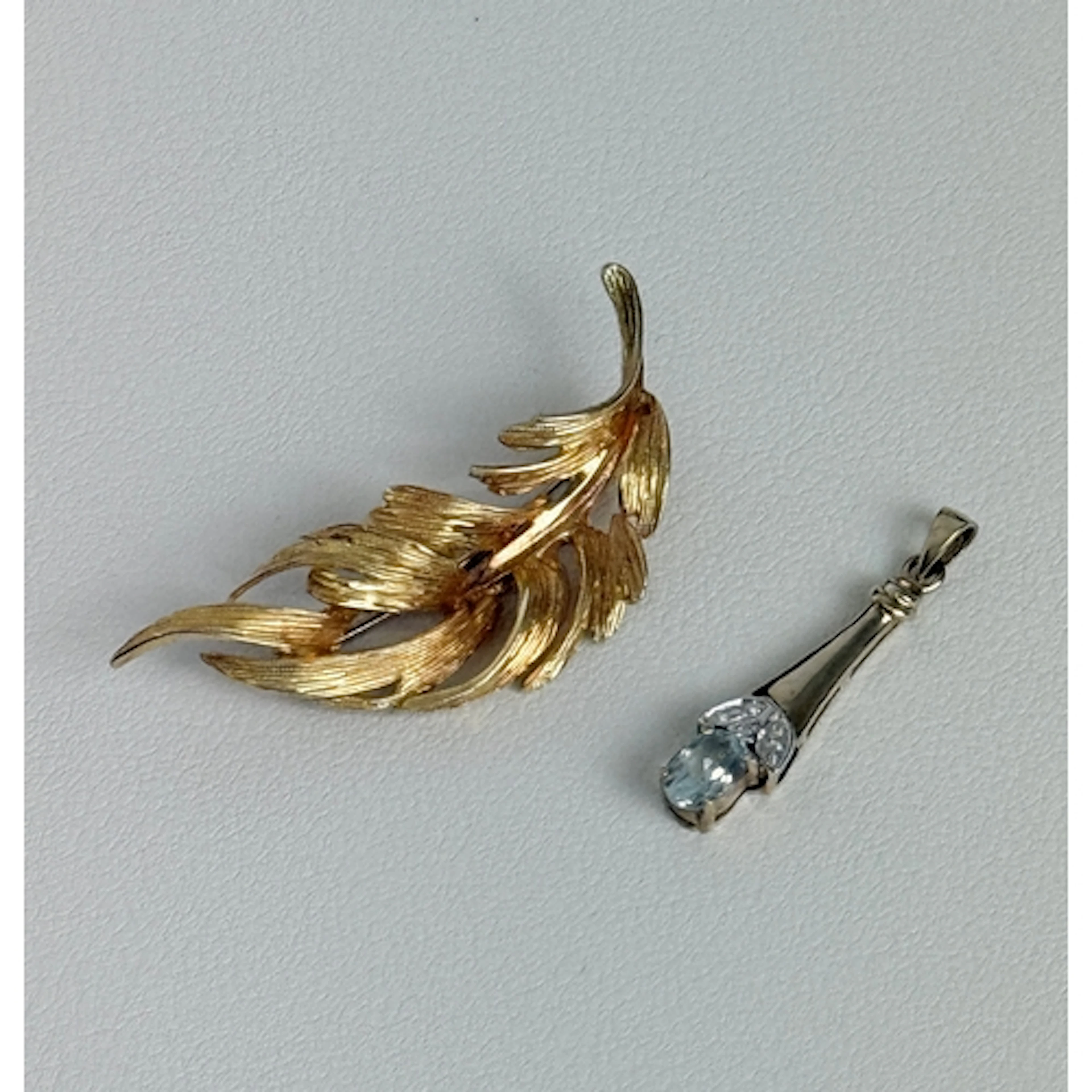 Two pieces of 9ct gold jewellery - comprising an aquamarine ...