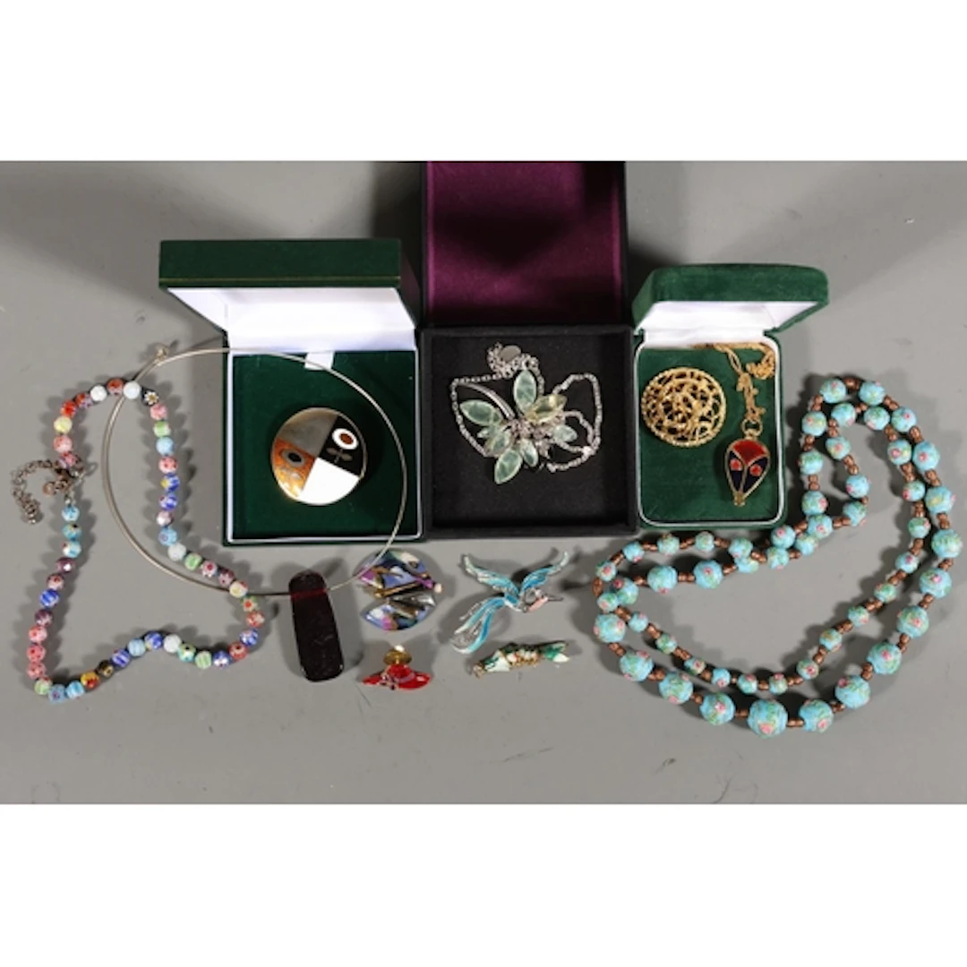 Costume jewellery to include an Italian glass bead necklace,...