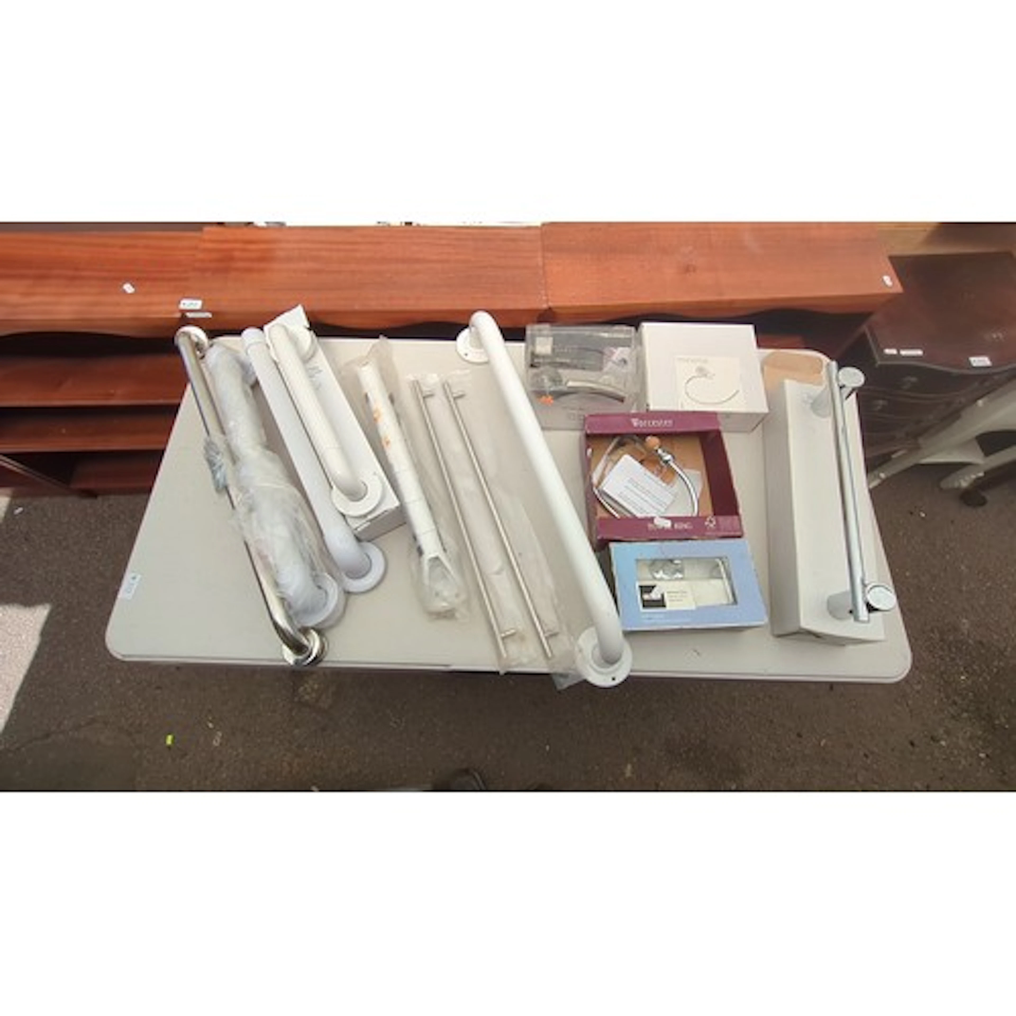 A mixed group of contemporary bathroom and door fittings, in...
