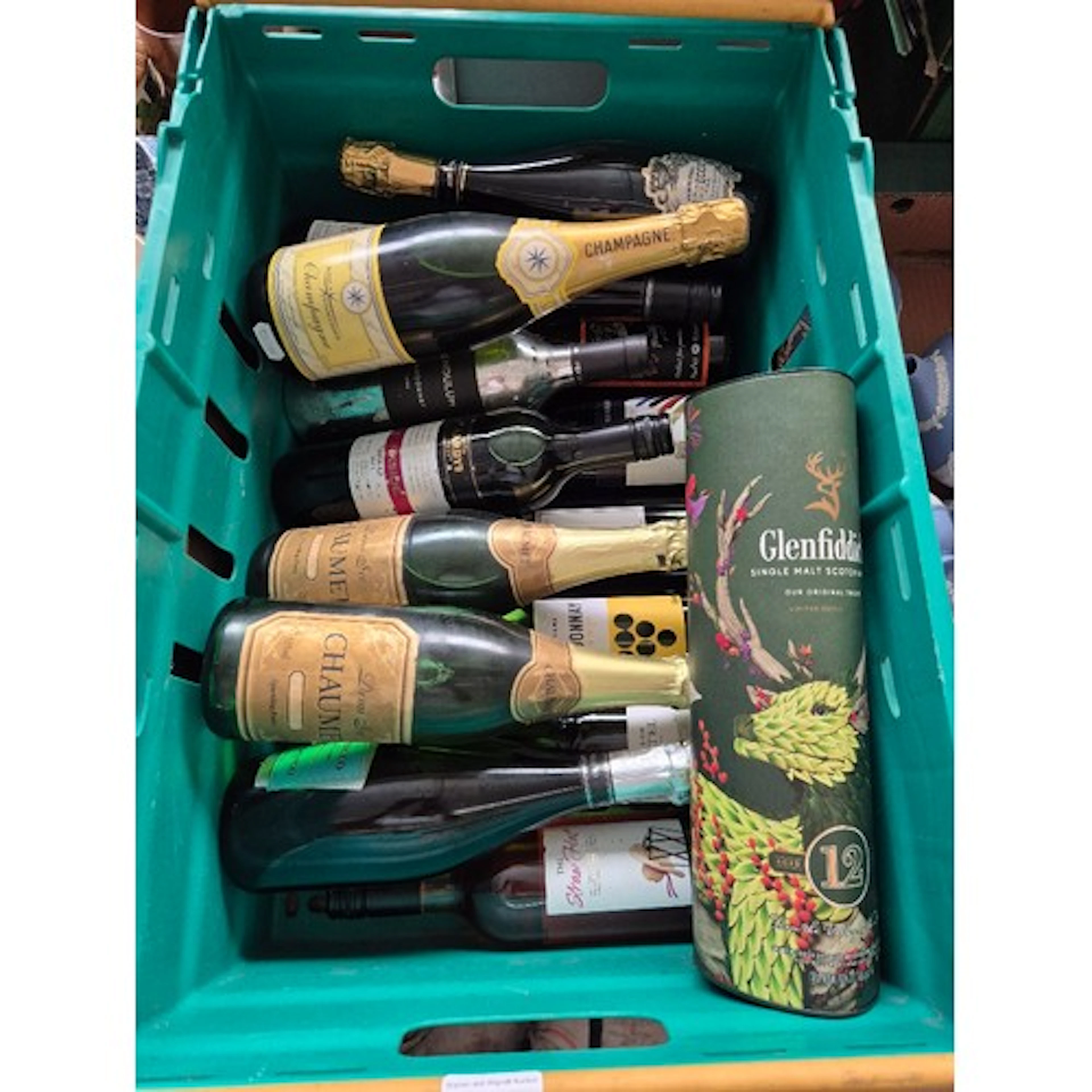 A collection of alcoholic drinks - 16 bottles including Glen...