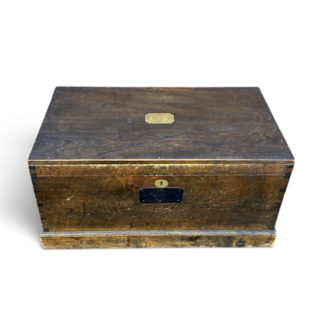 AN OAK CAMPAIGN CHEST WITH ENGRAVED PLAQUE, CHARLES STENBRID...