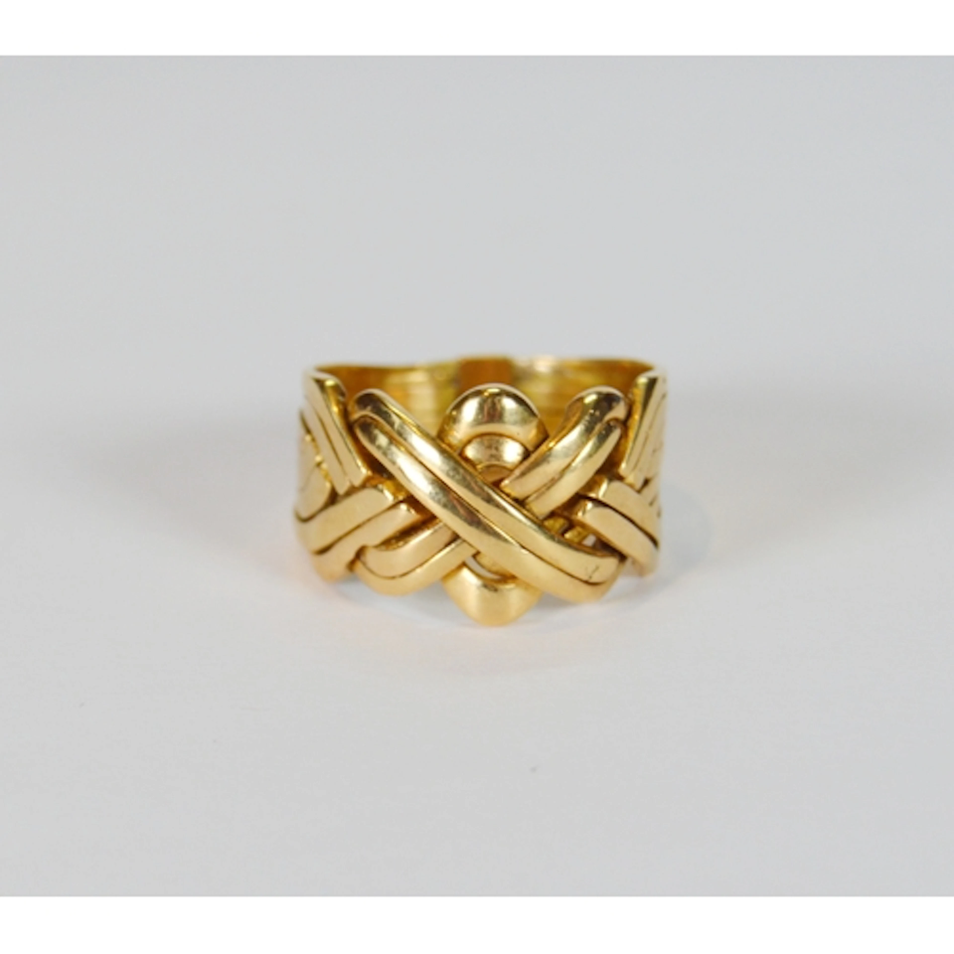 18ct gold puzzle ring with Celtic knotwork to the front, '75...
