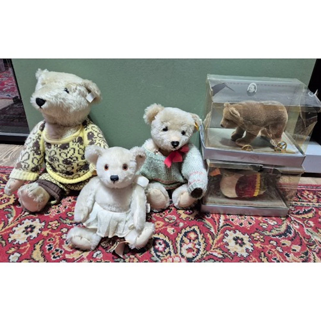 A box of three assorted Steiff teddies & 2 'Museum Collectio...