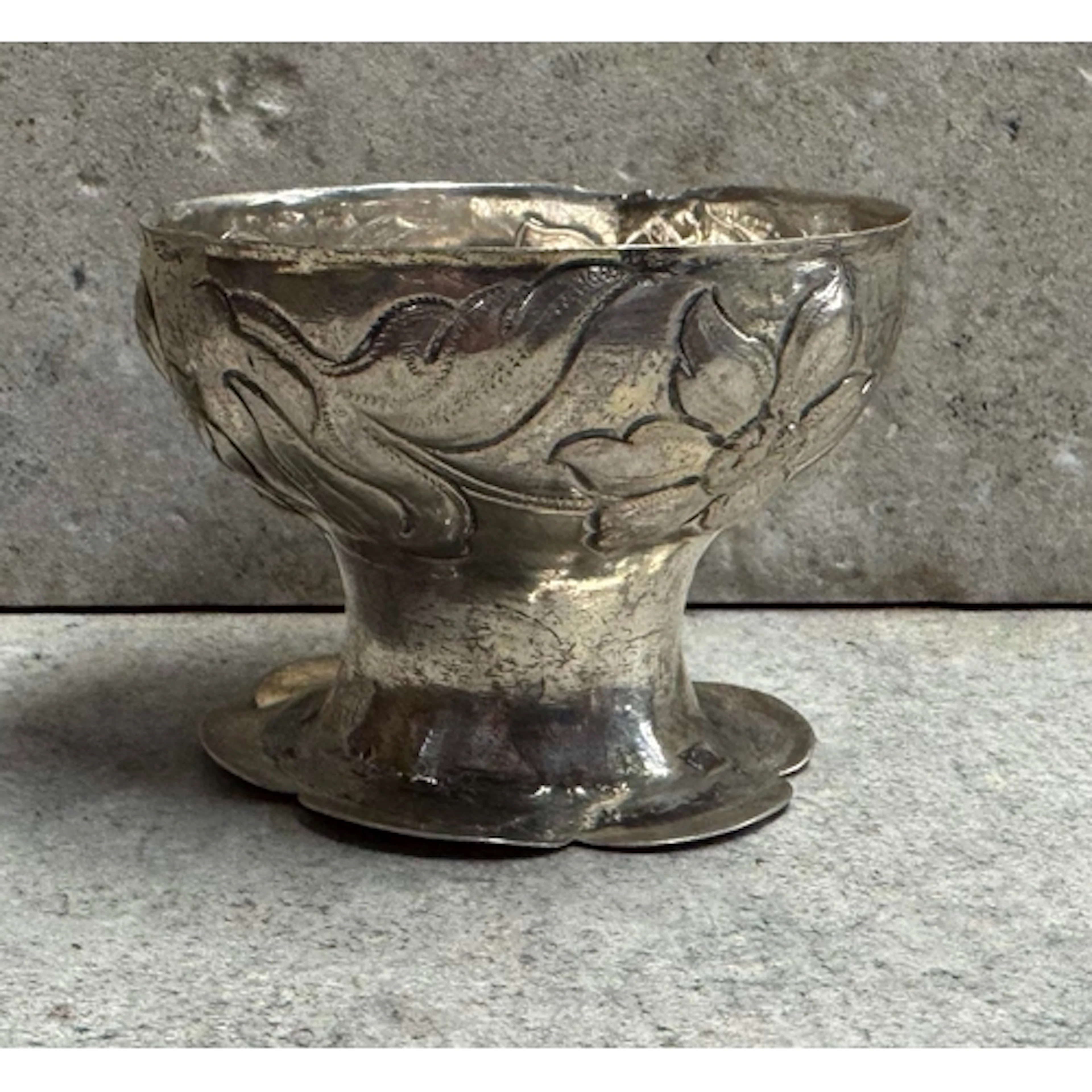 An early 18th Century silver bowl with bright-cut tulip deco...