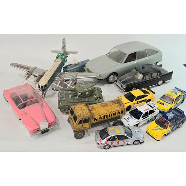 A collection of vintage miscellaneous toys to include a numb...