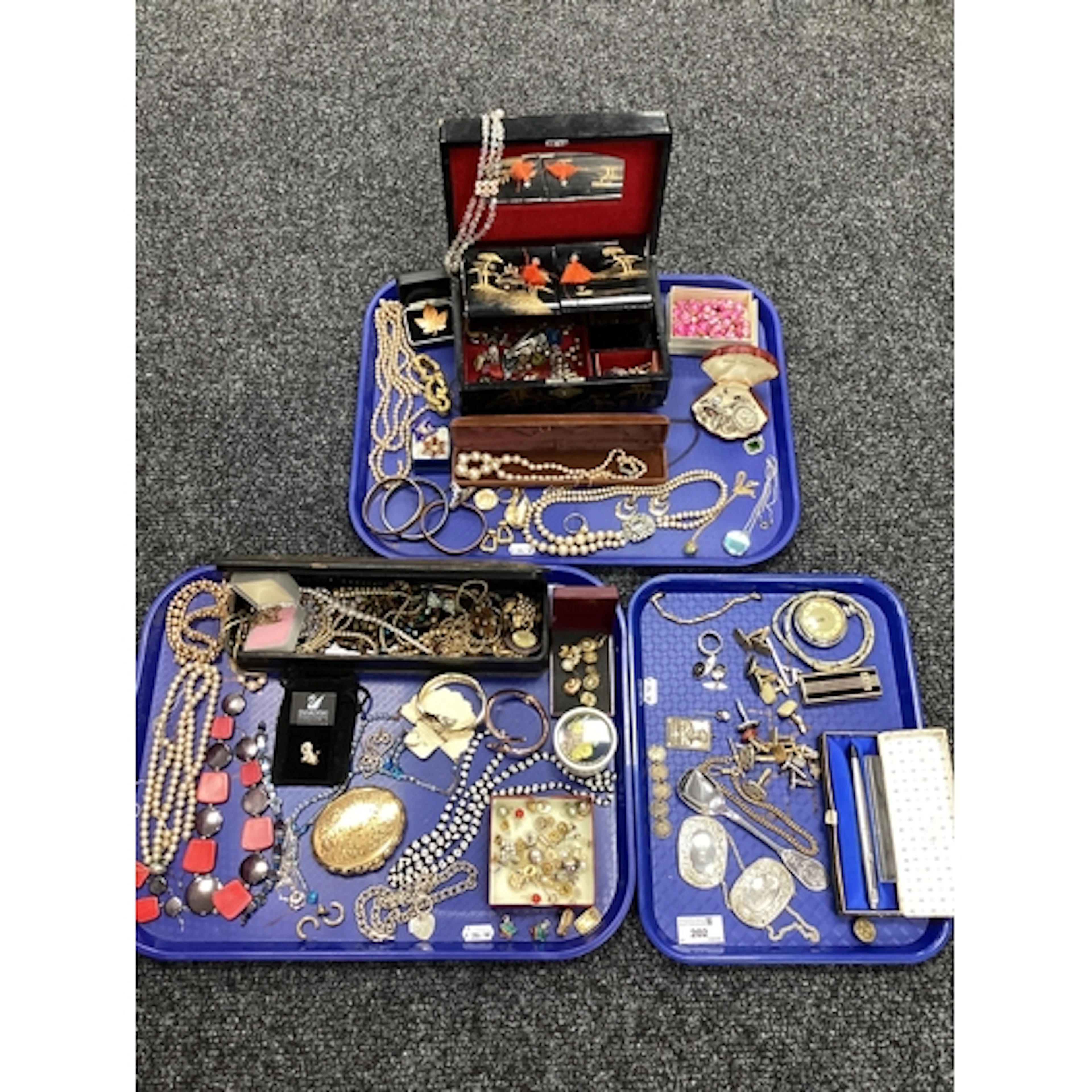 Vintage and Later Costume Jewellery, including imitation pea...