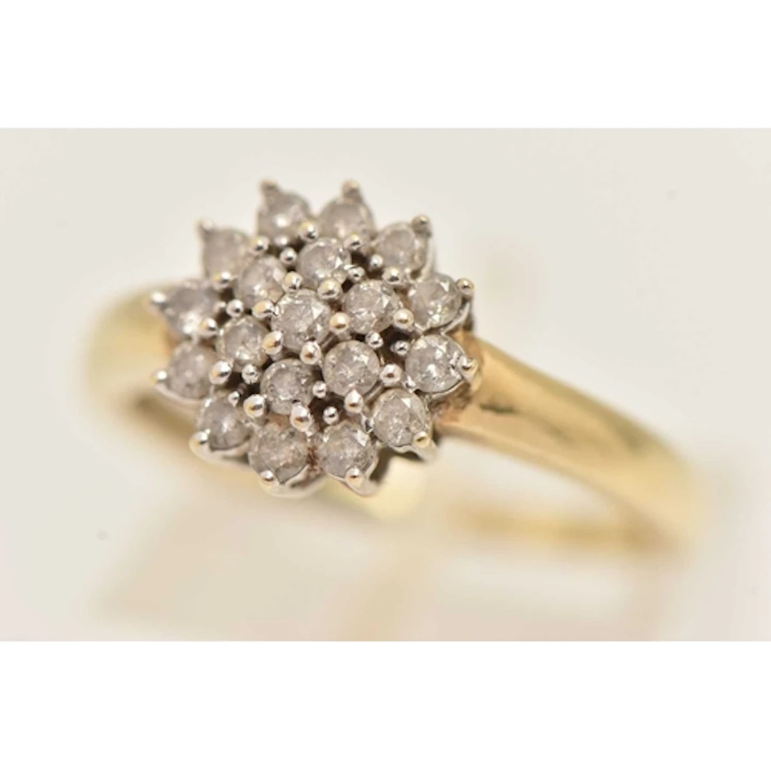 A BI COLOUR DIAMOND CLUSTER RING, nineteen round brilliant c...