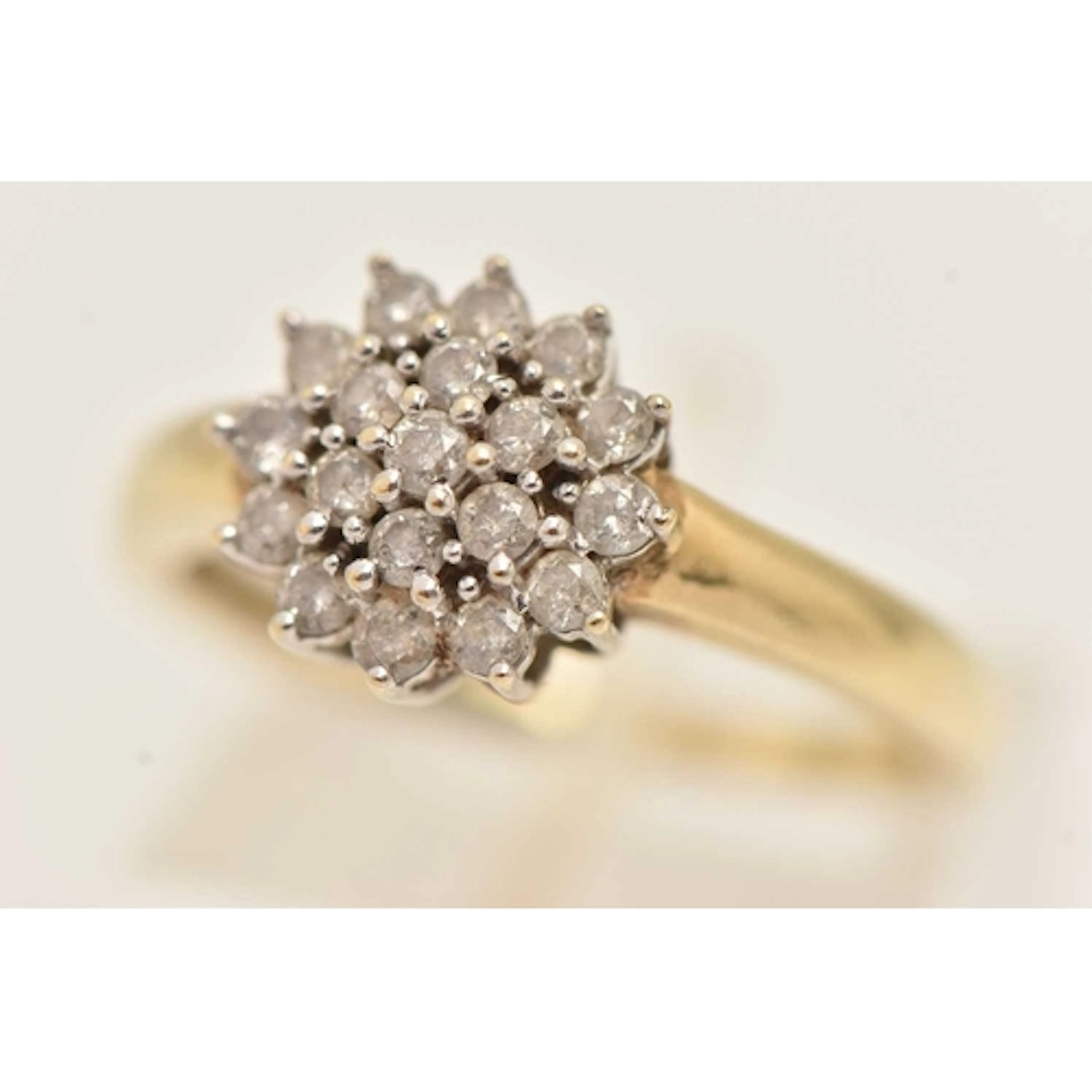 A BI COLOUR DIAMOND CLUSTER RING, nineteen round brilliant c...