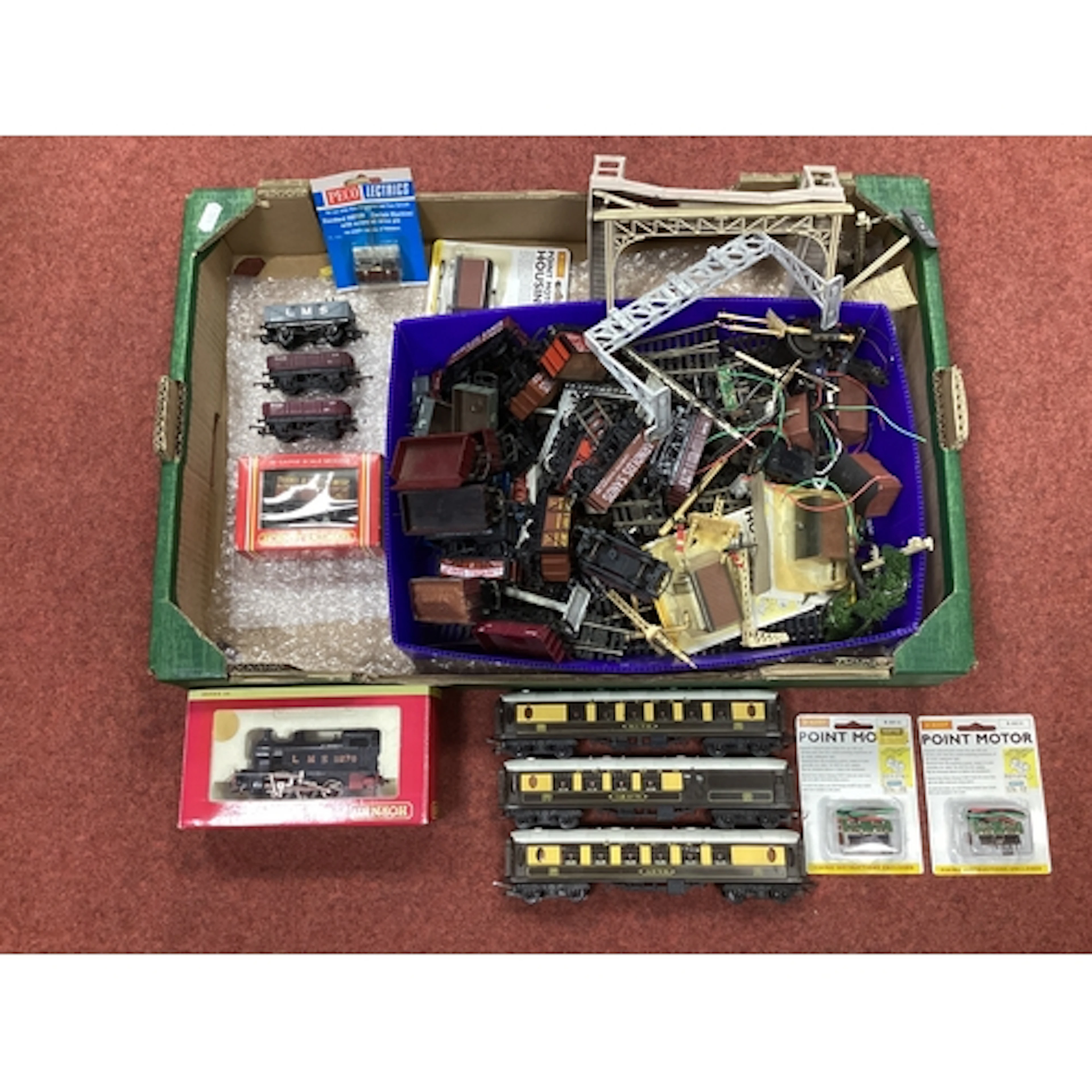 A quantity of predominantly OO gauge model railway items by ...