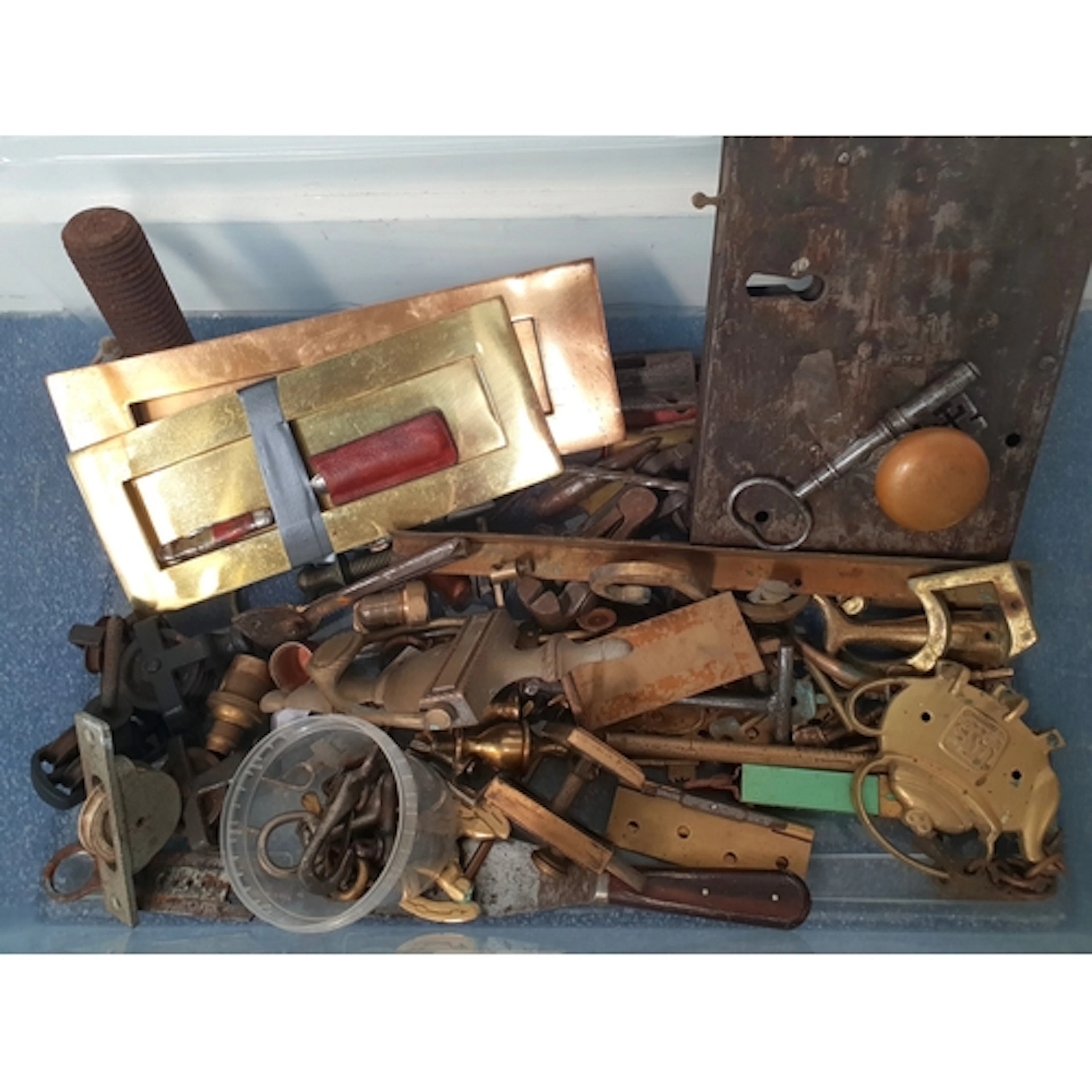SELECTION OF VINTAGE BRASS DOMESTIC HARDWARE AND FITTINGS in...