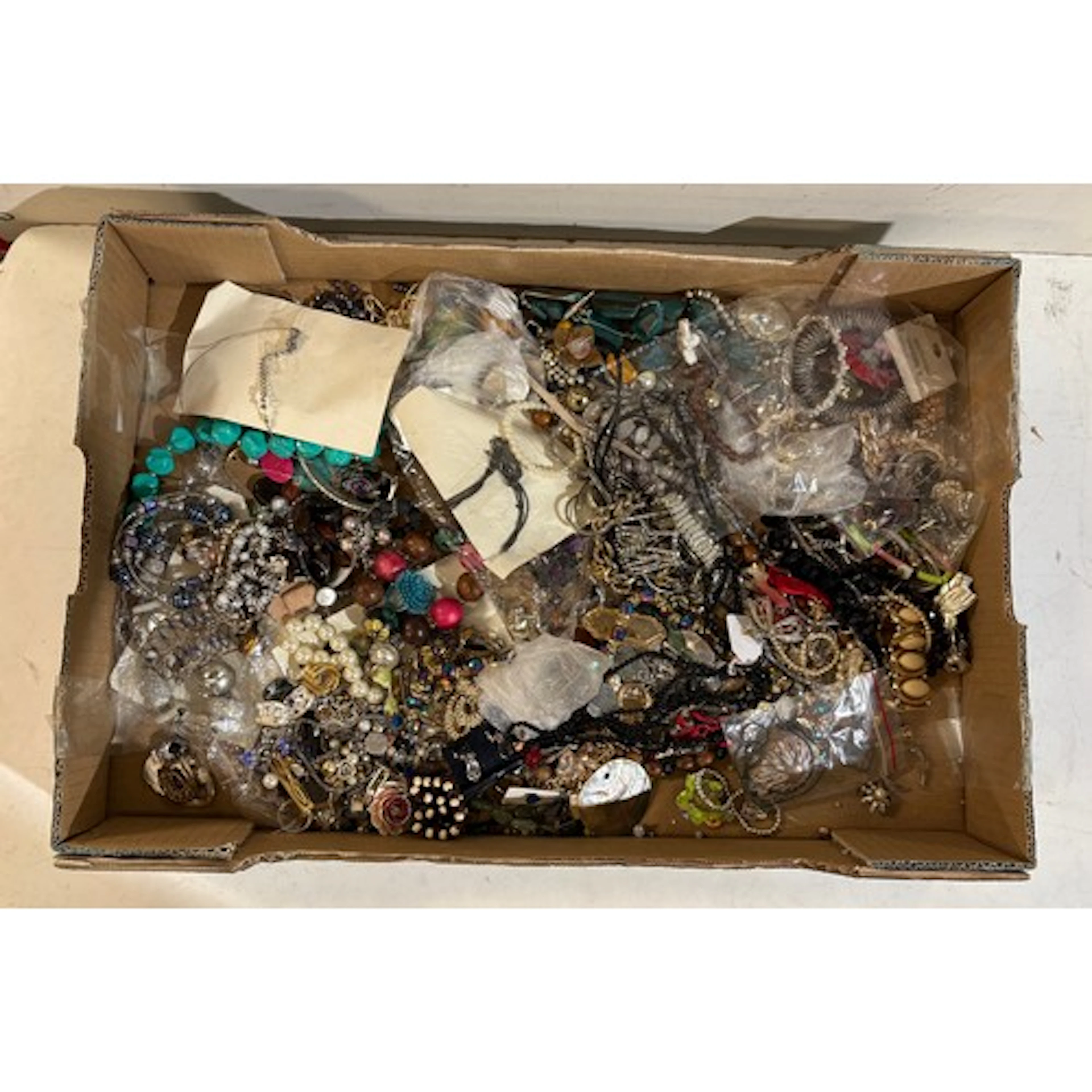 A qty of costume jewellery