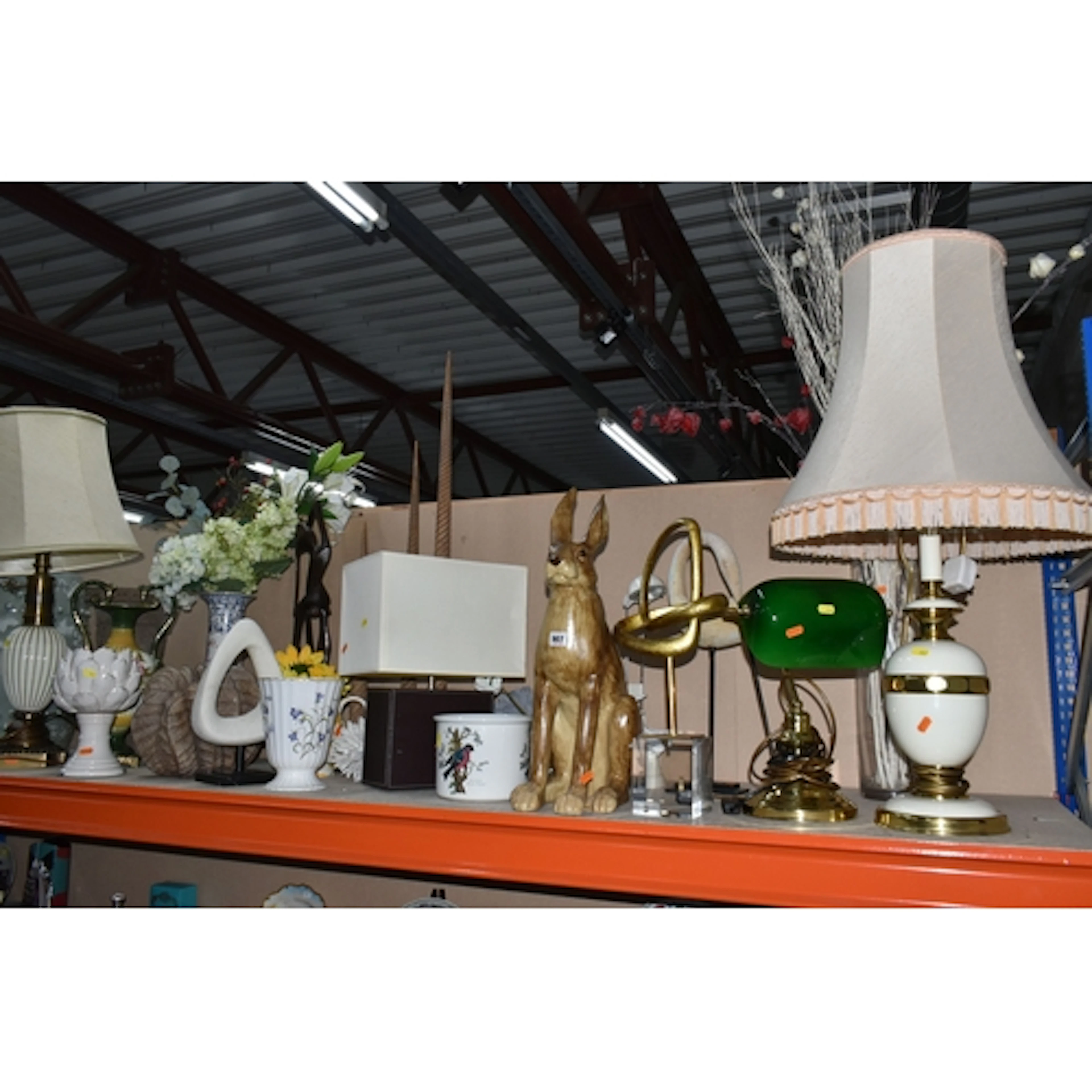 A QUANTITY OF HOME LIGHTING AND DECORATIVE ITEMS to include ...