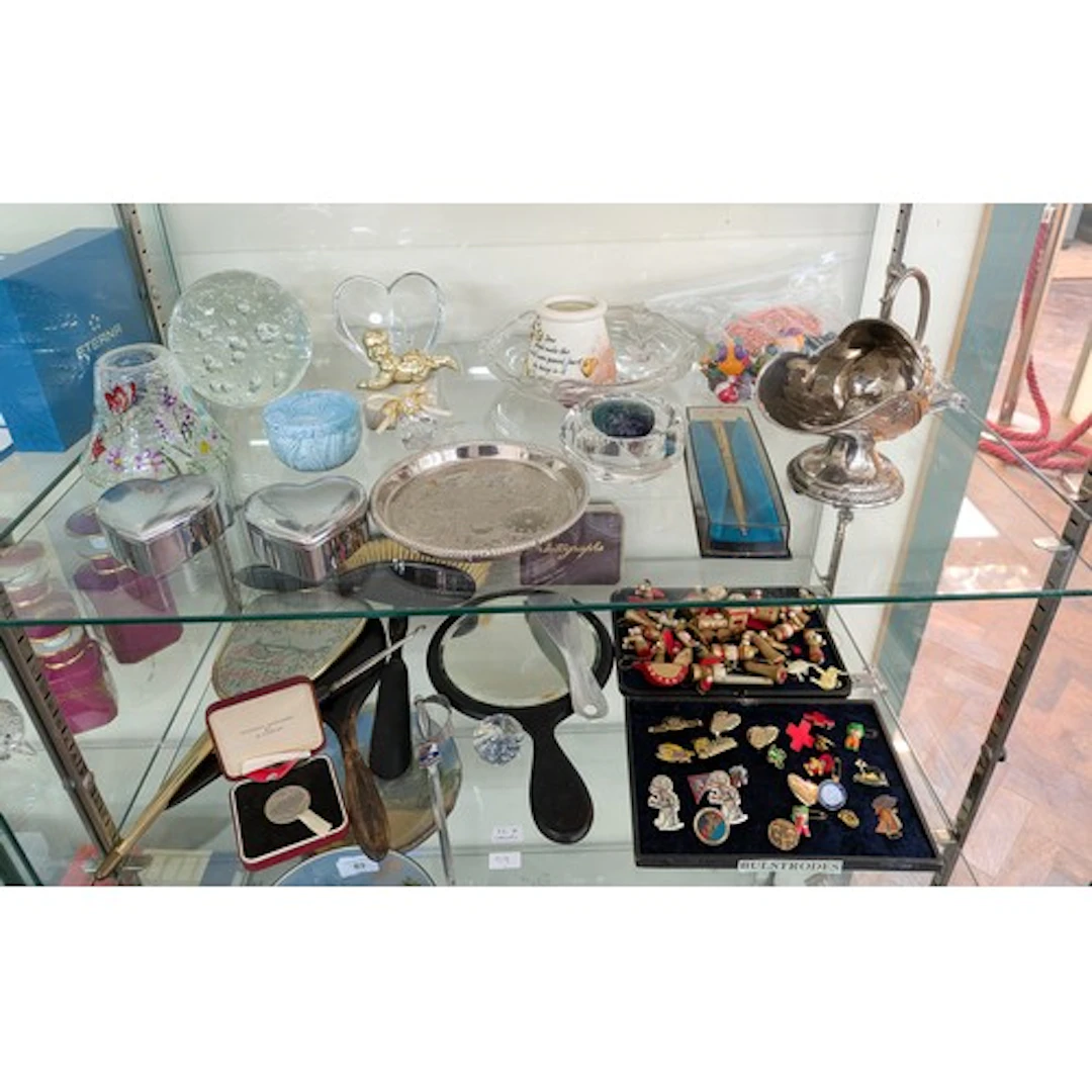 Collectables to include small badges, autograph book, dressi...