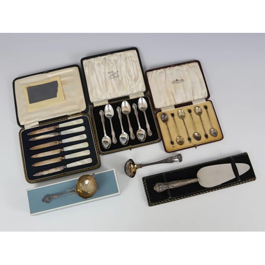 A selection of silver and silver plated pieces, including a ...
