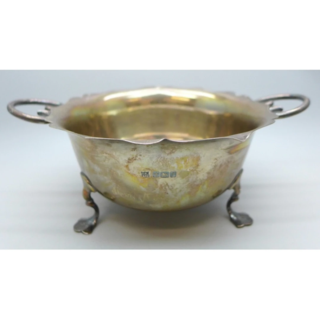 An Edwardian silver two handled sugar bowl, Sheffield, 1908,...