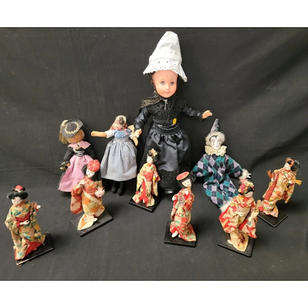 COLLECTION OF DOLLS including six Ningyo-style geishas, a p...