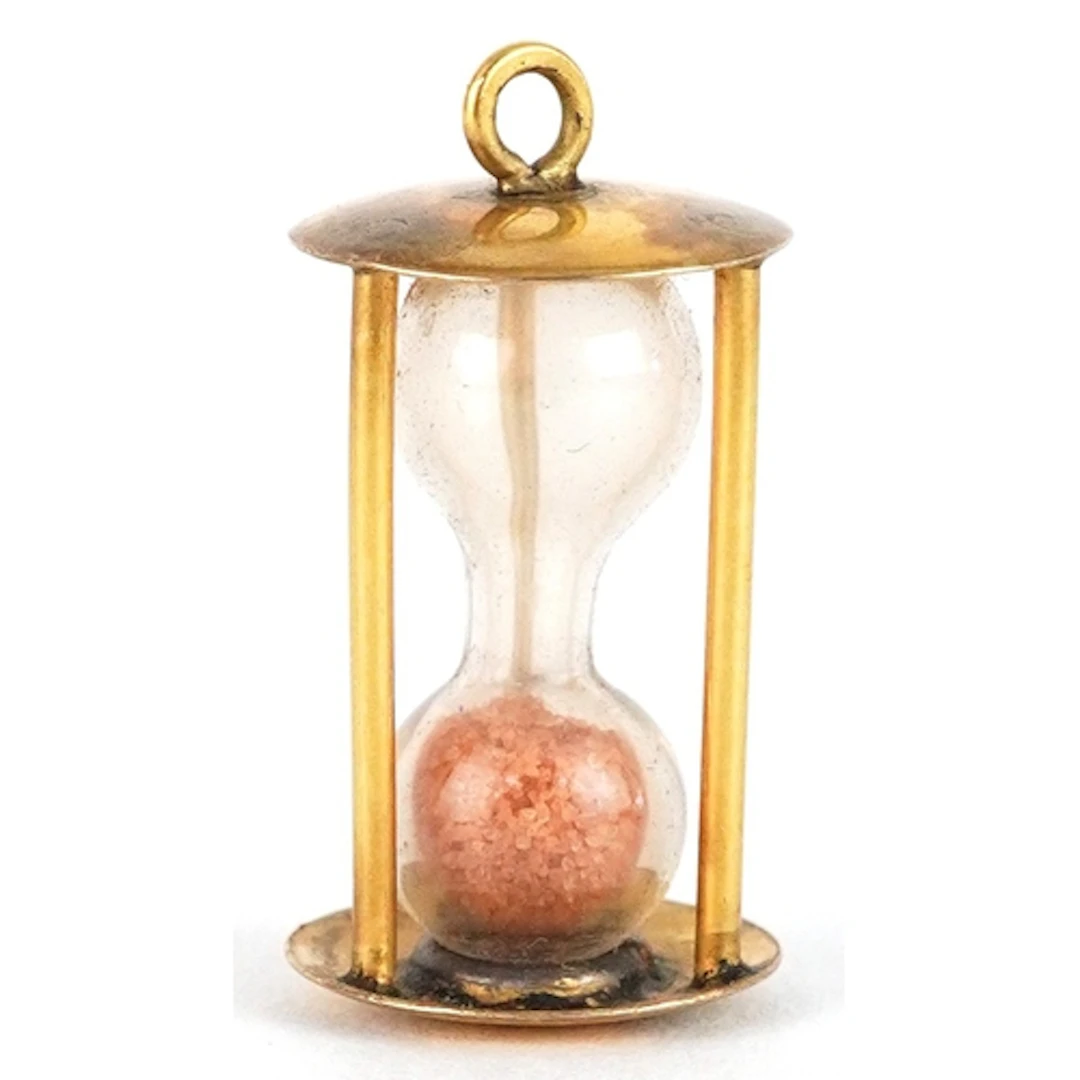 9ct gold charm in the form of an hour glass, 2cm high, 1.8g.