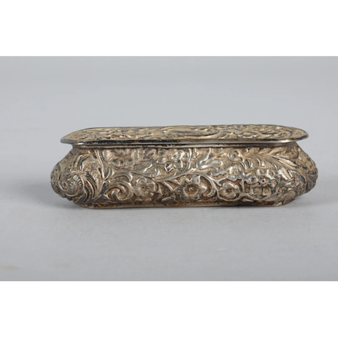 Silver embossed box decorated with flora, Gross weight 44g.
