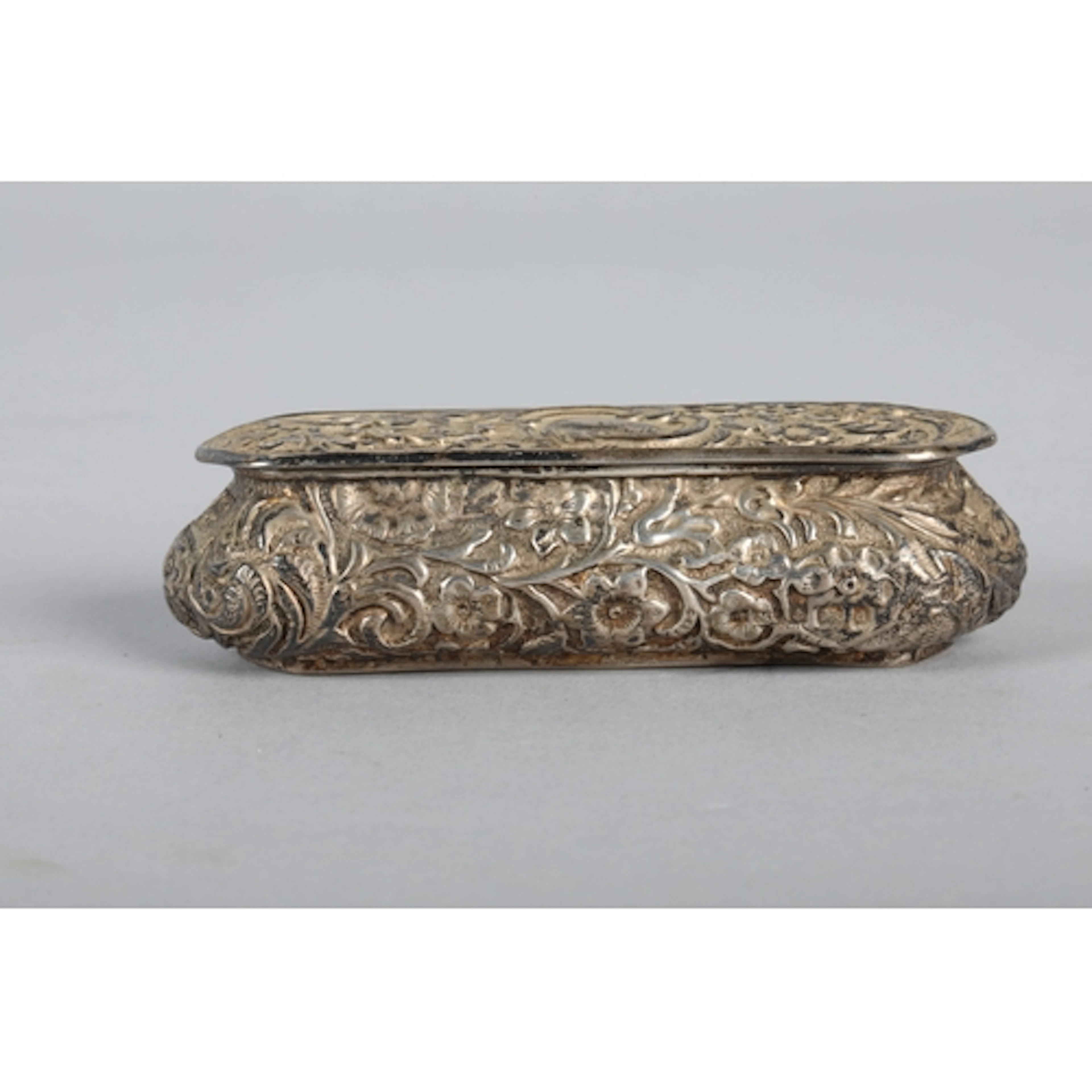 Silver embossed box decorated with flora, Gross weight 44g.