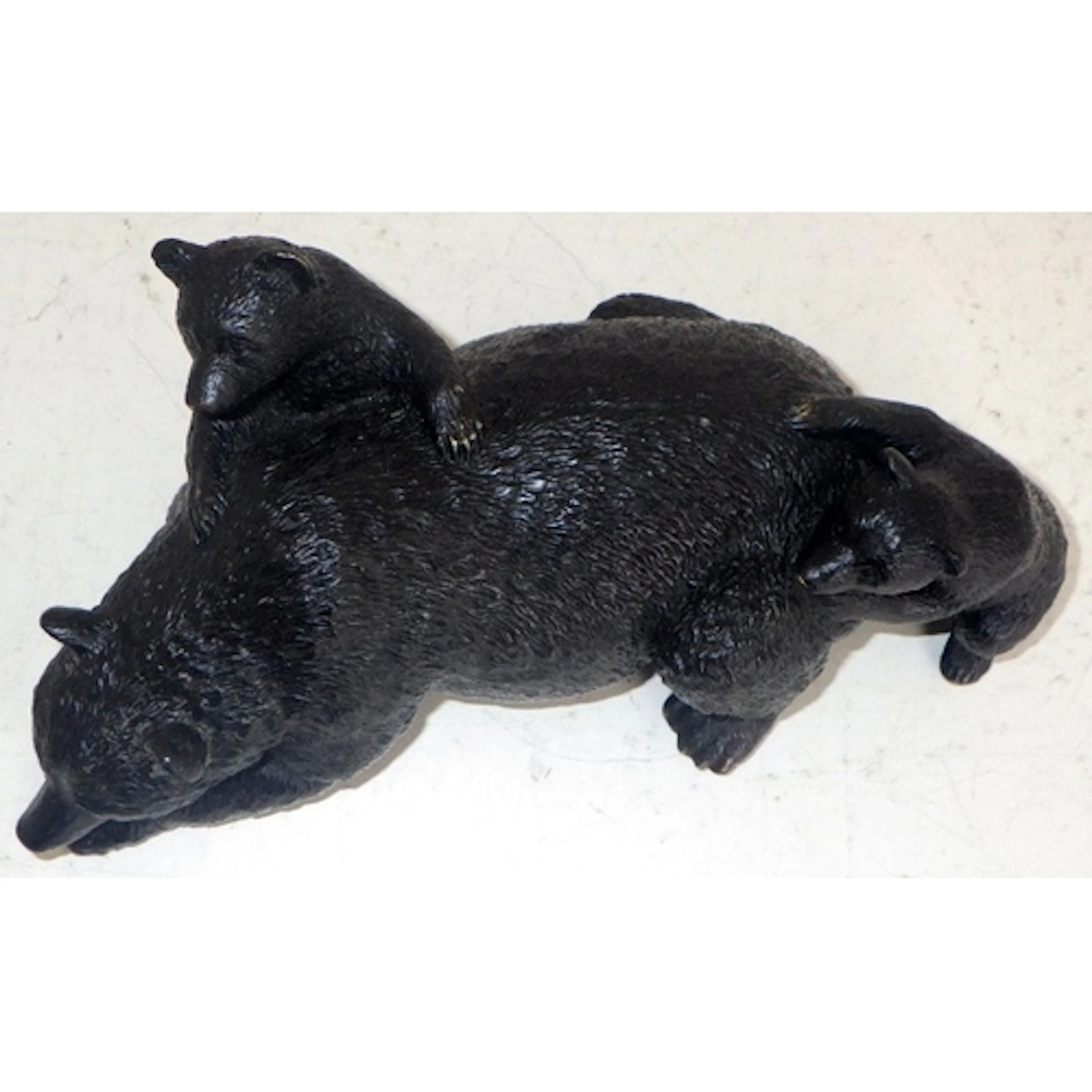 A cast bronze bear & cubs, 25cm long