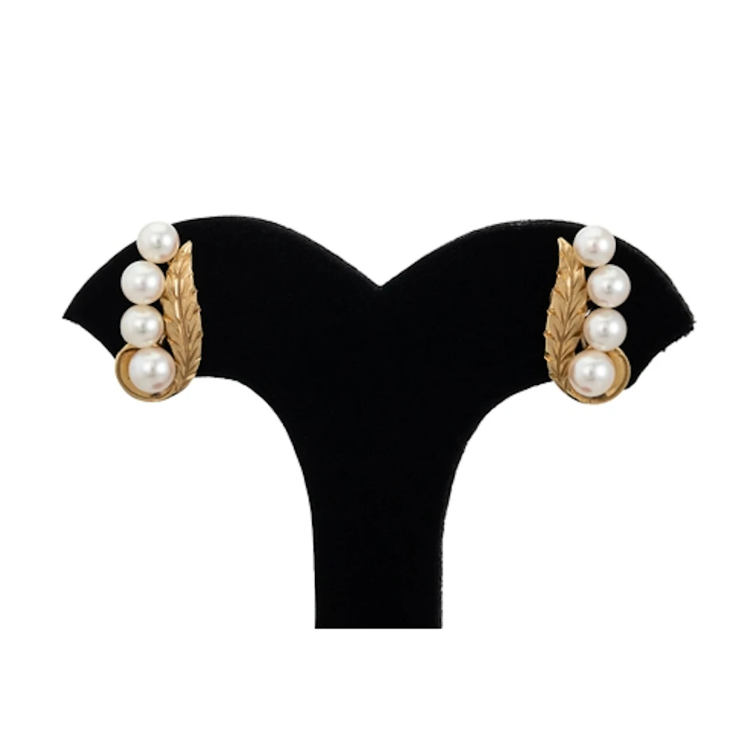 A PAIR OF PEARL EARRINGS, the graduated cultured pearls moun...