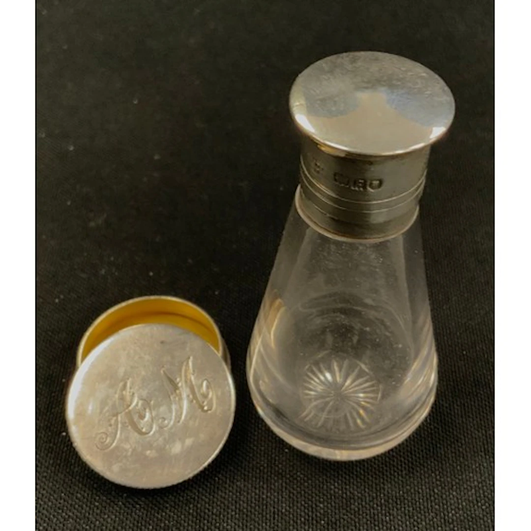 A George V silver circular pill box, Birmingham 1914; a silv...