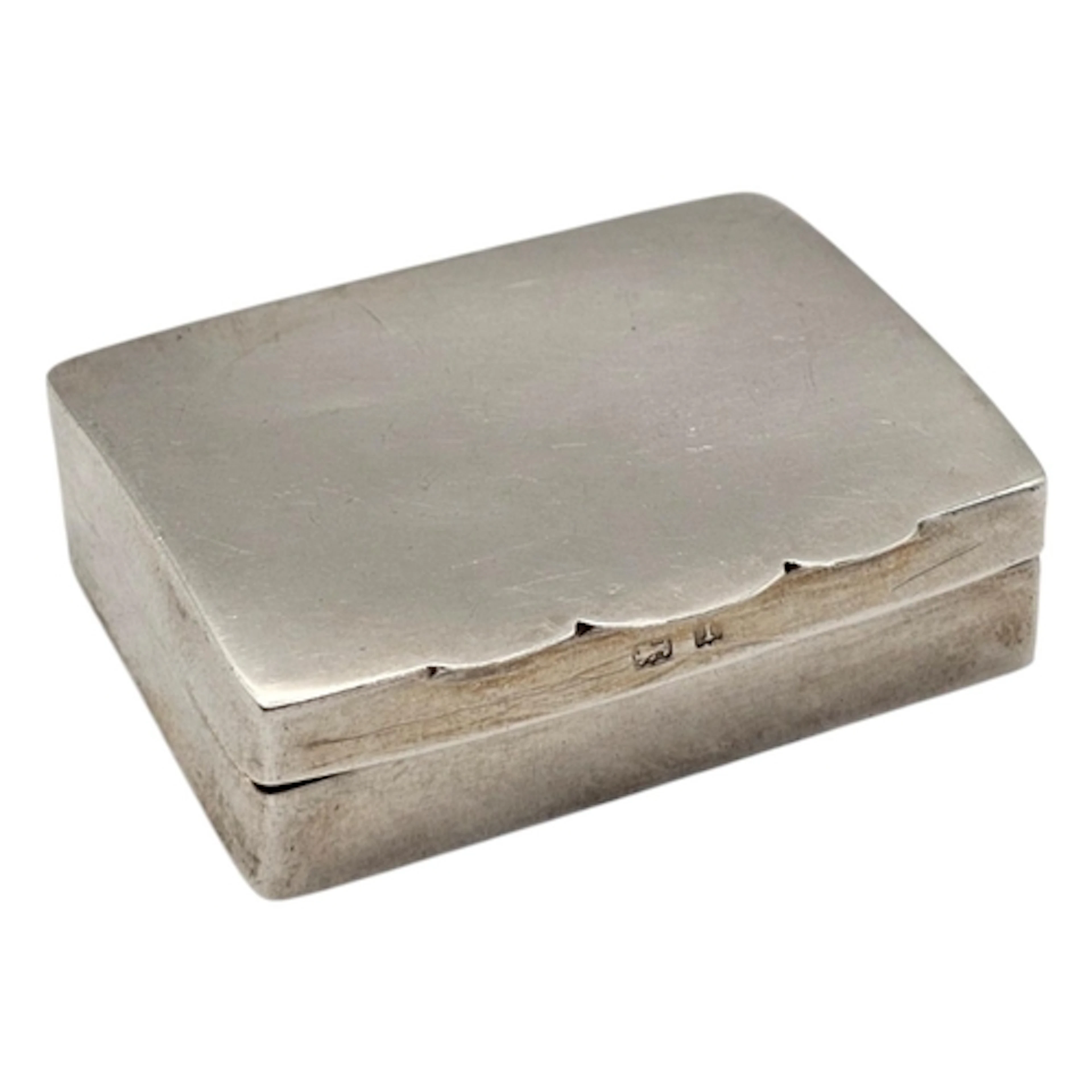 AN EDWARDIAN SILVER SNUFF BOX Rectangular form, with scallop...