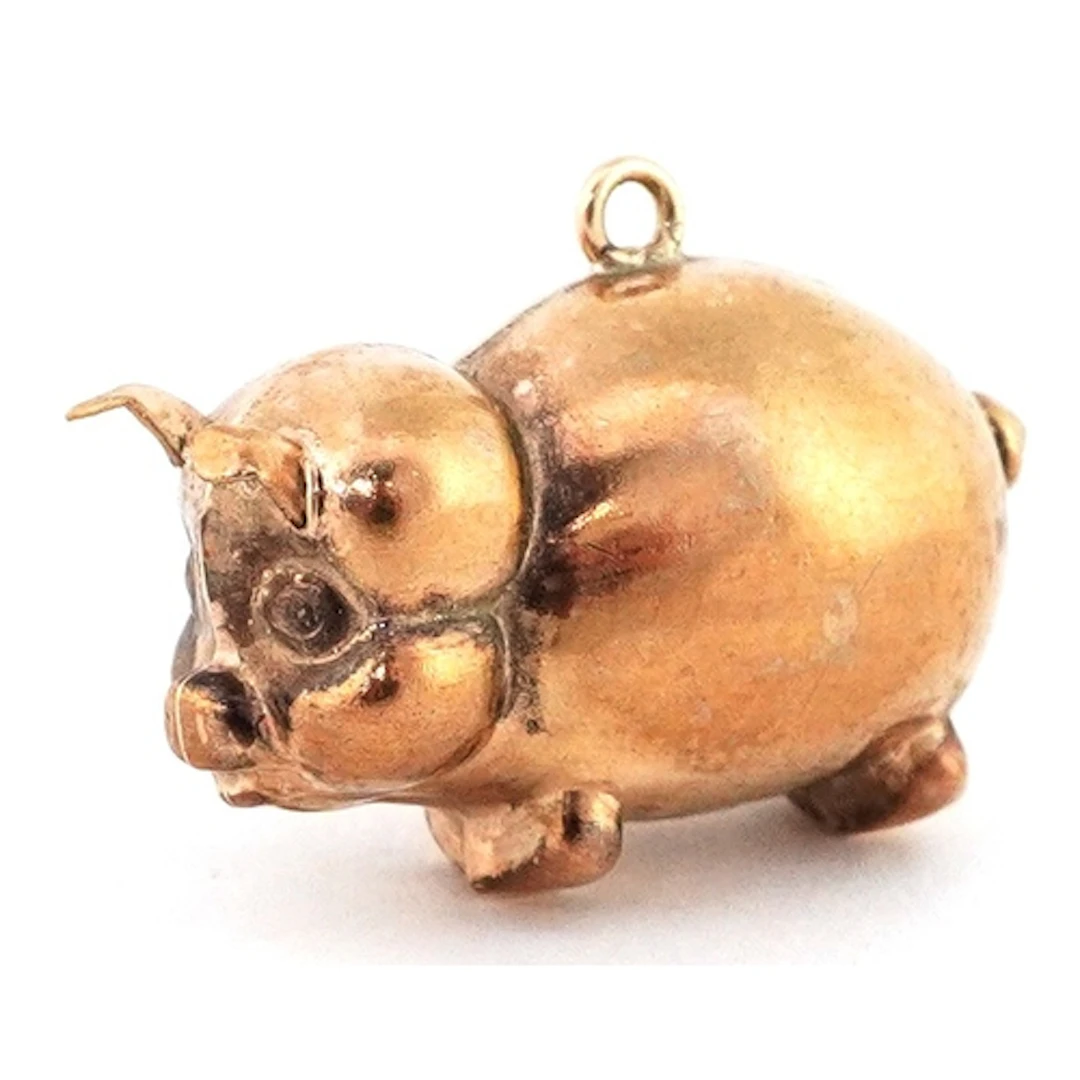 9ct gold charm in the form of a pig, 1.8cm wide, 1.1g.