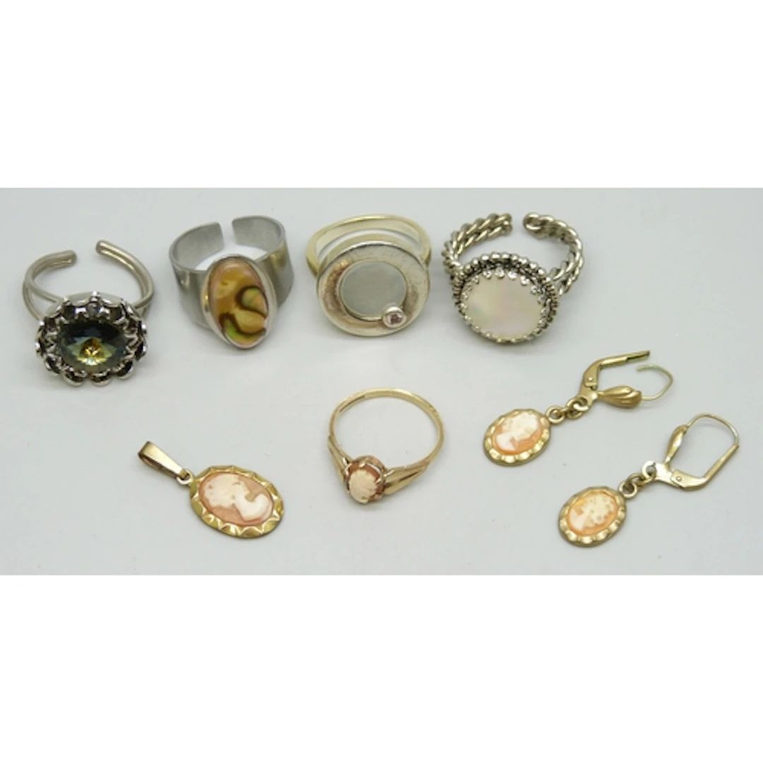 A 9ct gold cameo ring, 1.2g, J/K, costume cameo jewellery, a...