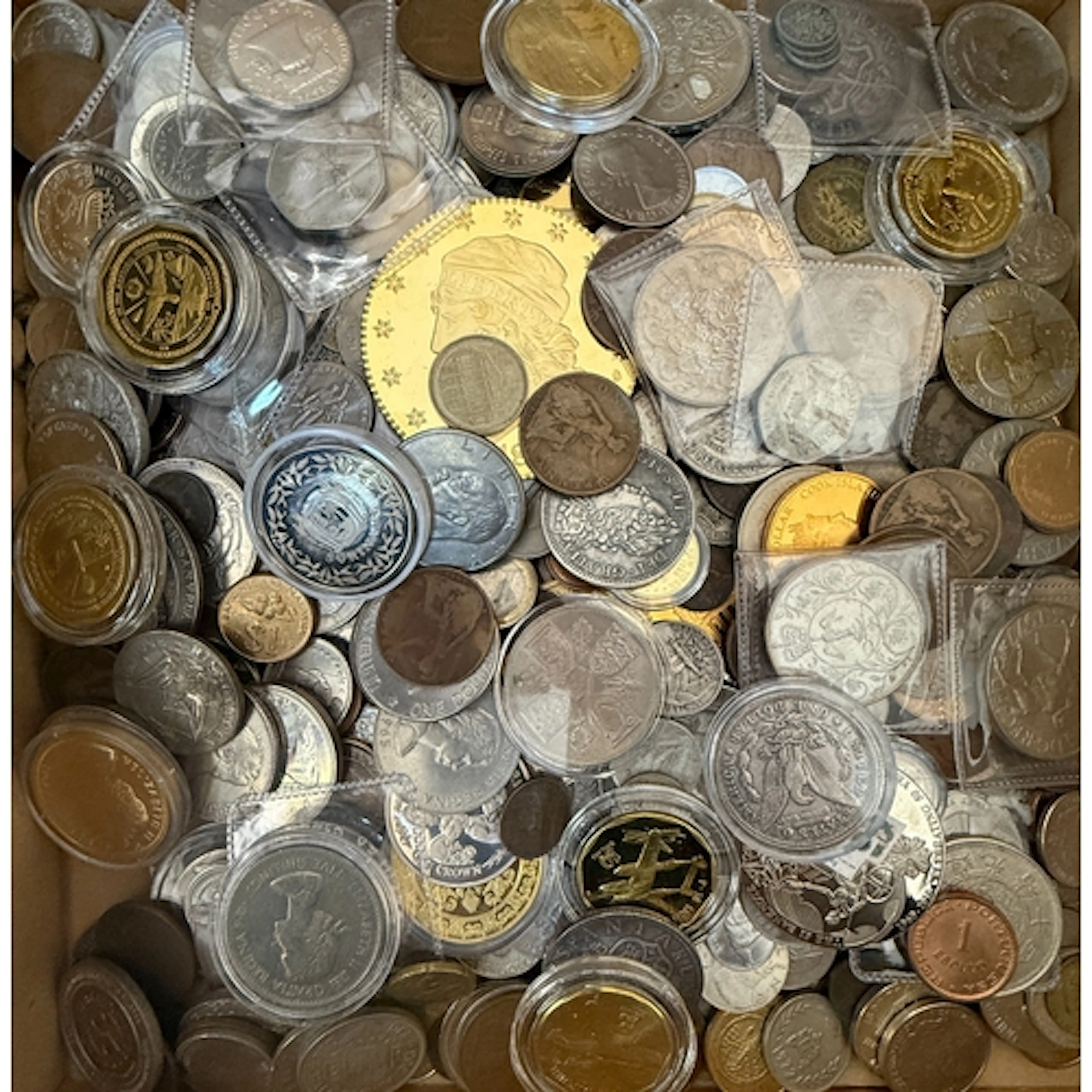A large accumulation of mainly modern World coins, some enca...