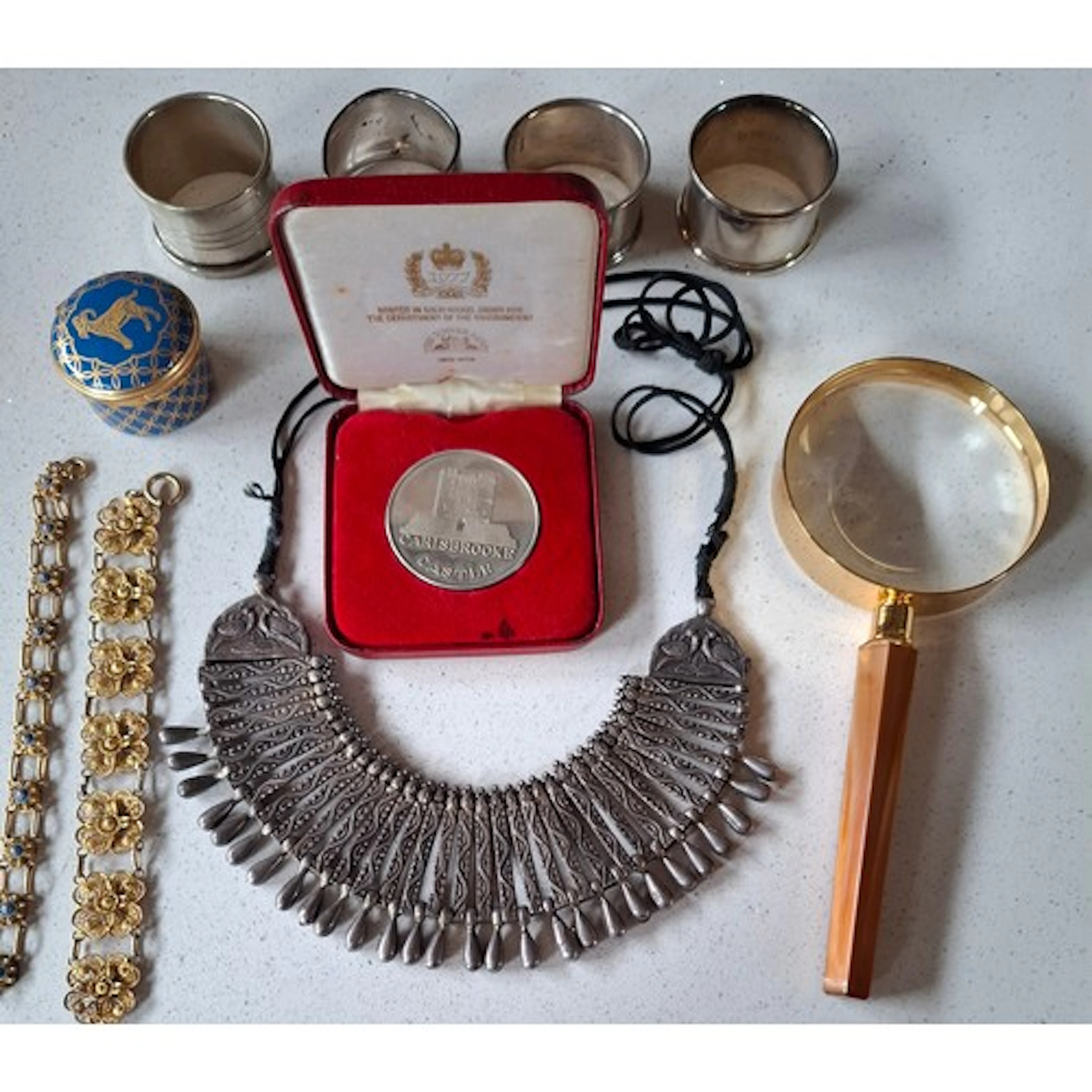 A small quantity of vintage jewellery and collectables to in...