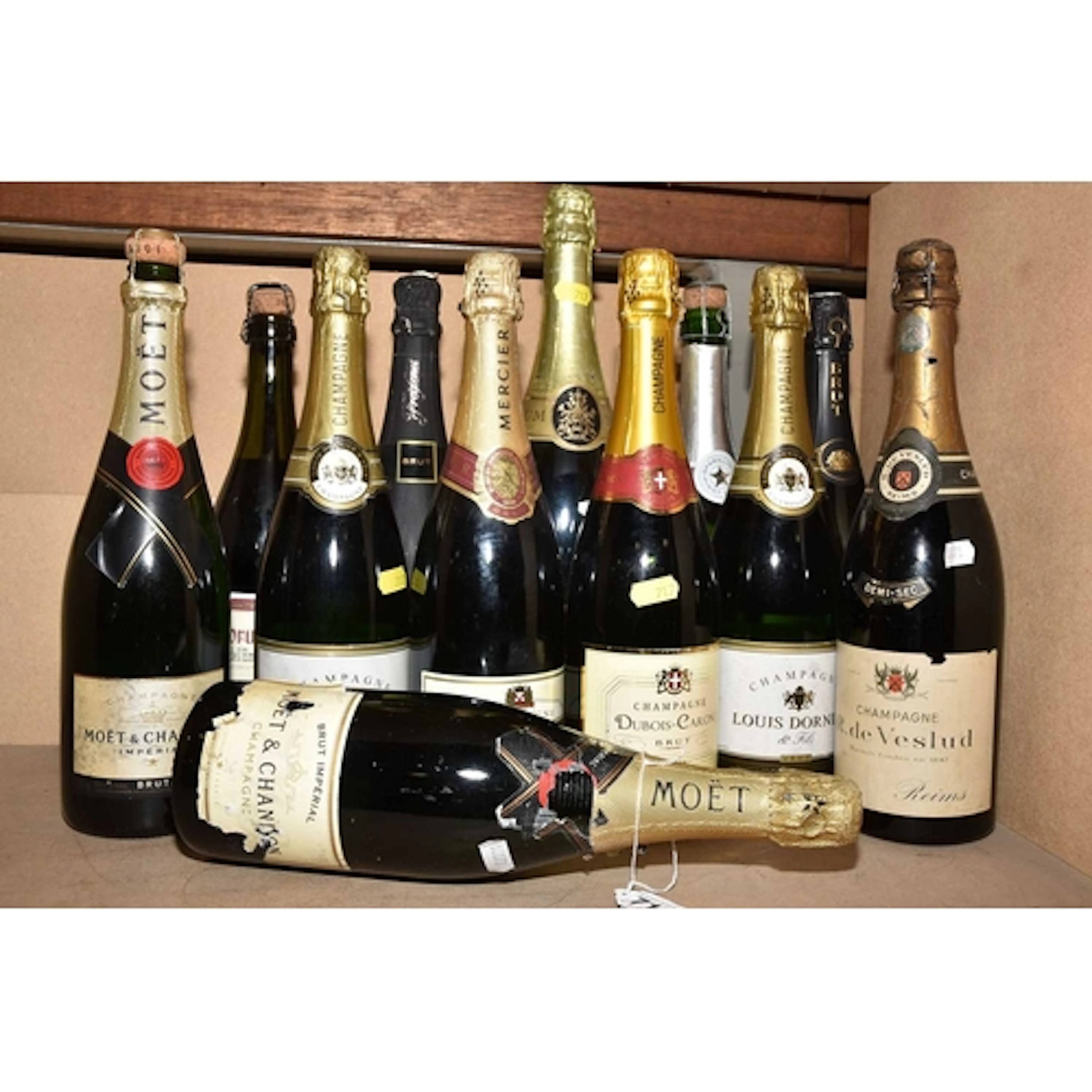 CHAMPAGNE / SPARKLING WINE comprising seven bottles of Champ...