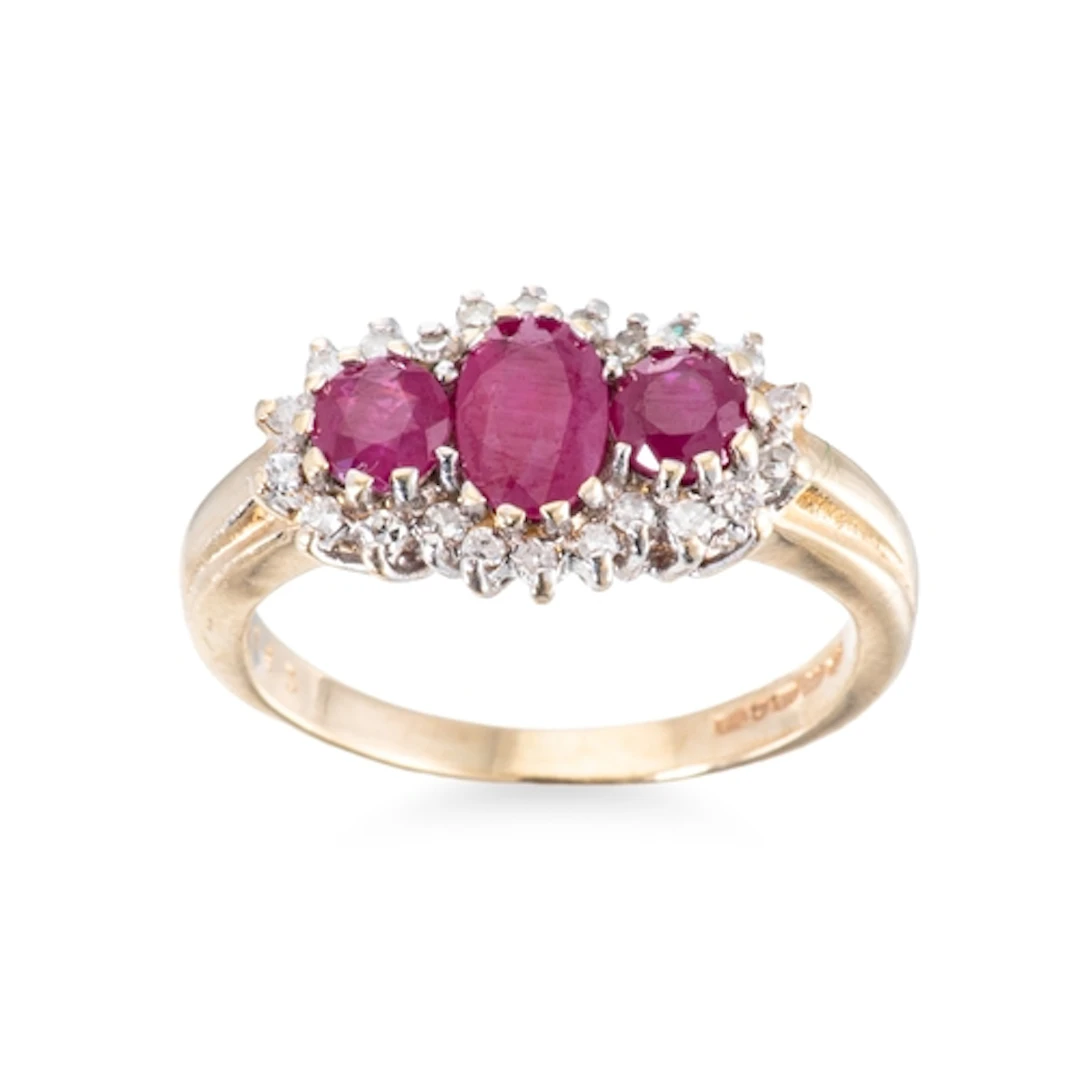 RUBY AND DIAMOND CLUSTER RING, mounted in 9ct yellow gold, s...
