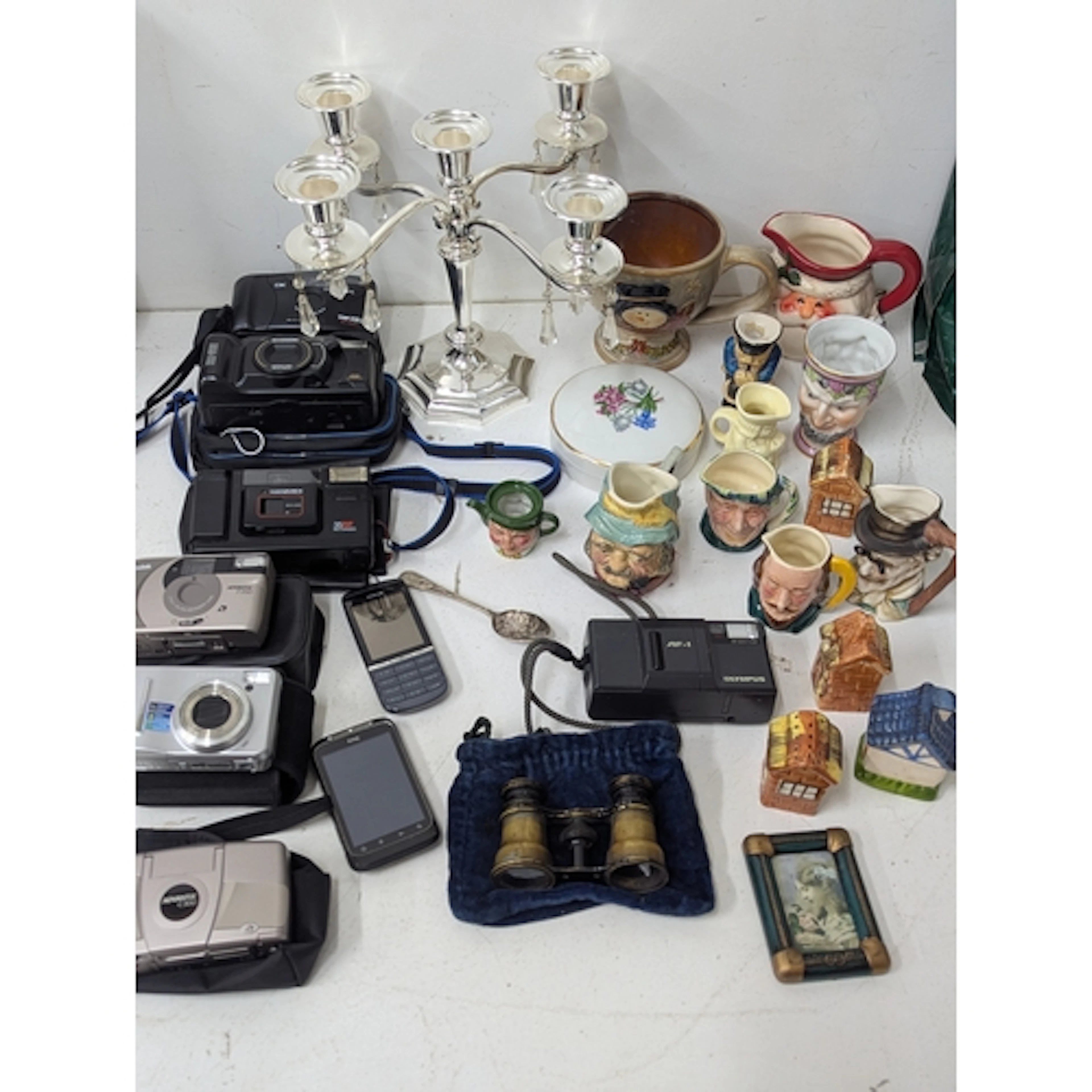 A mixed group of collectables to include a vintage cameras, ...