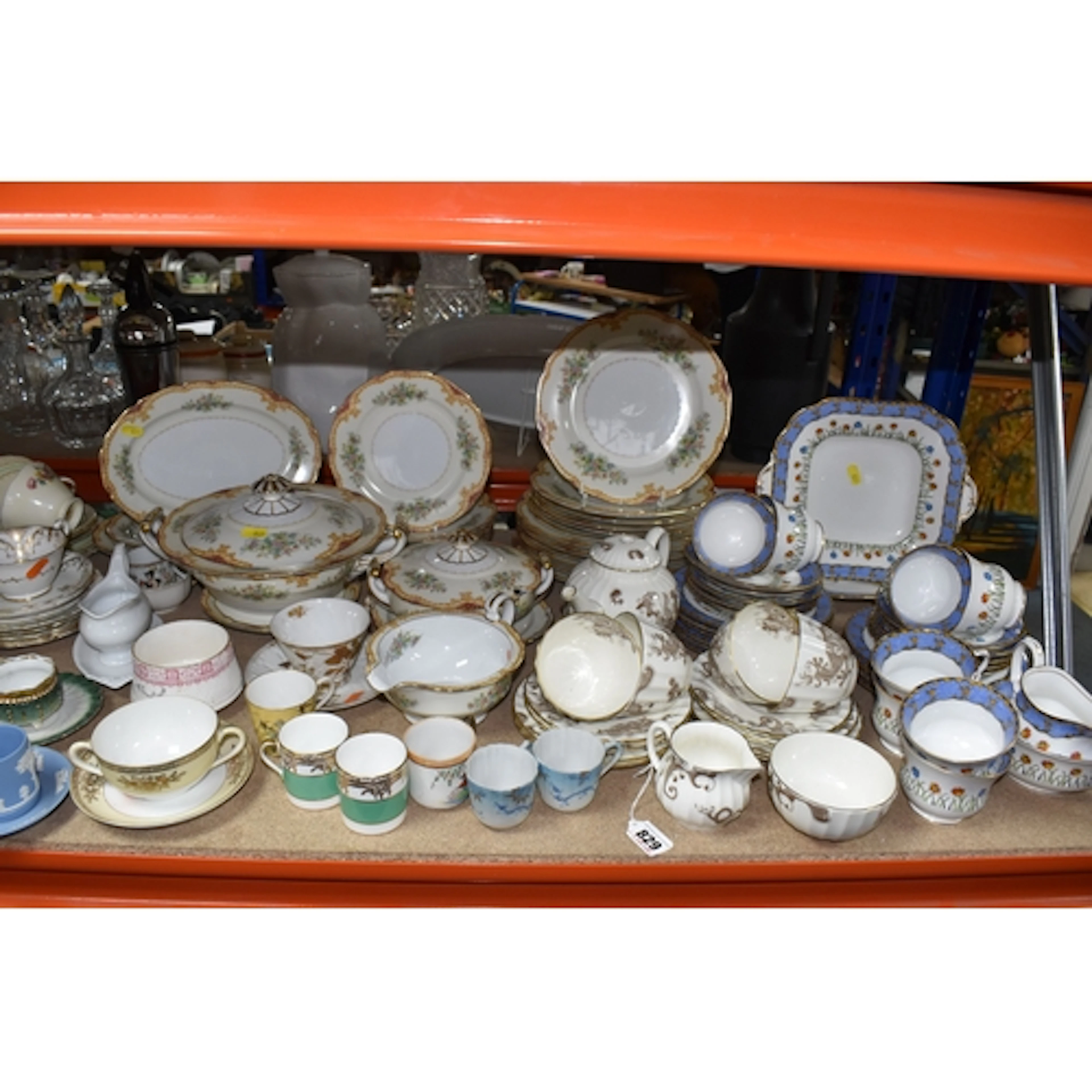 A LARGE GROUP OF DINNERWARE AND TEAWARE to include an Aynsle...