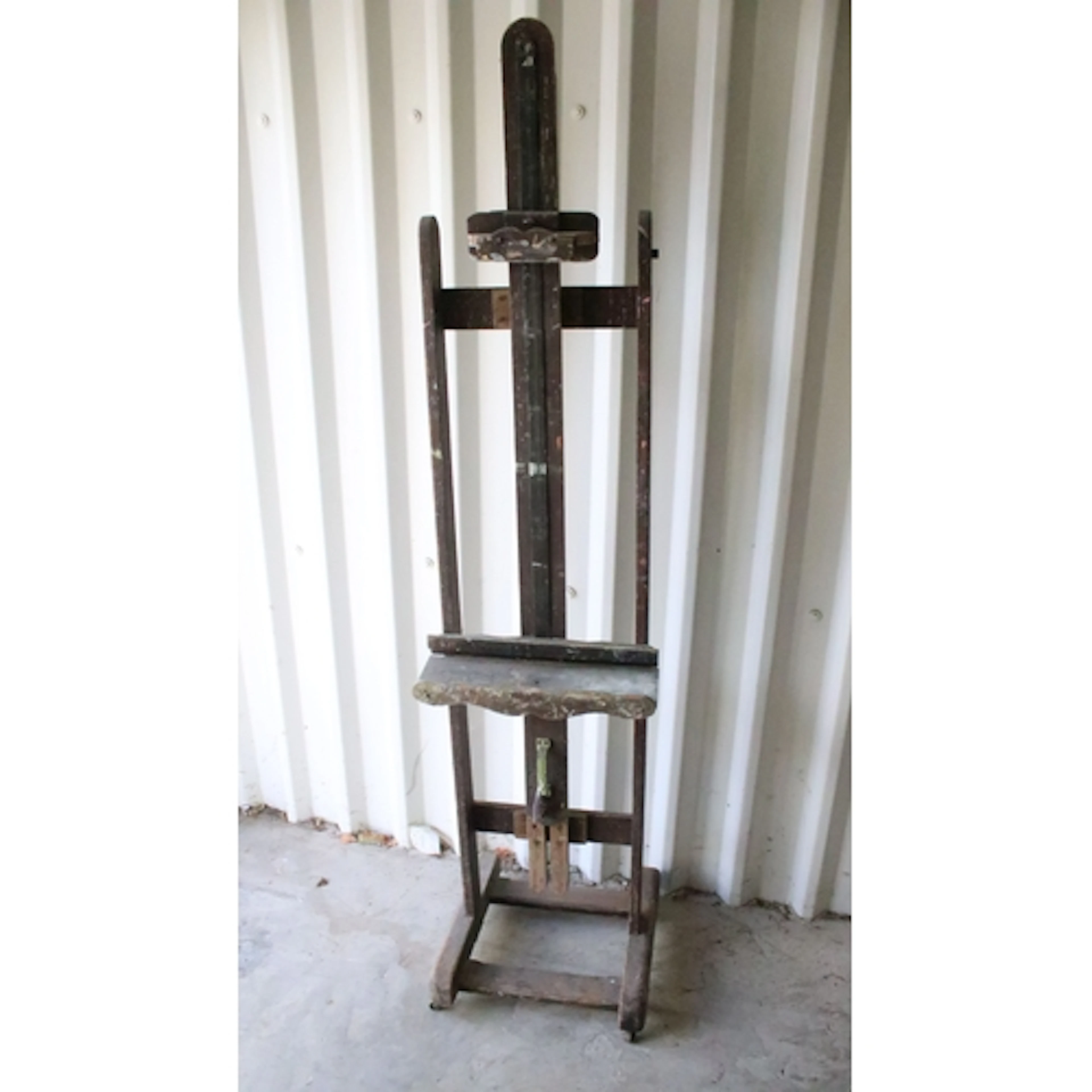 Early 20th century pine artists' easel, having adjustable ca...