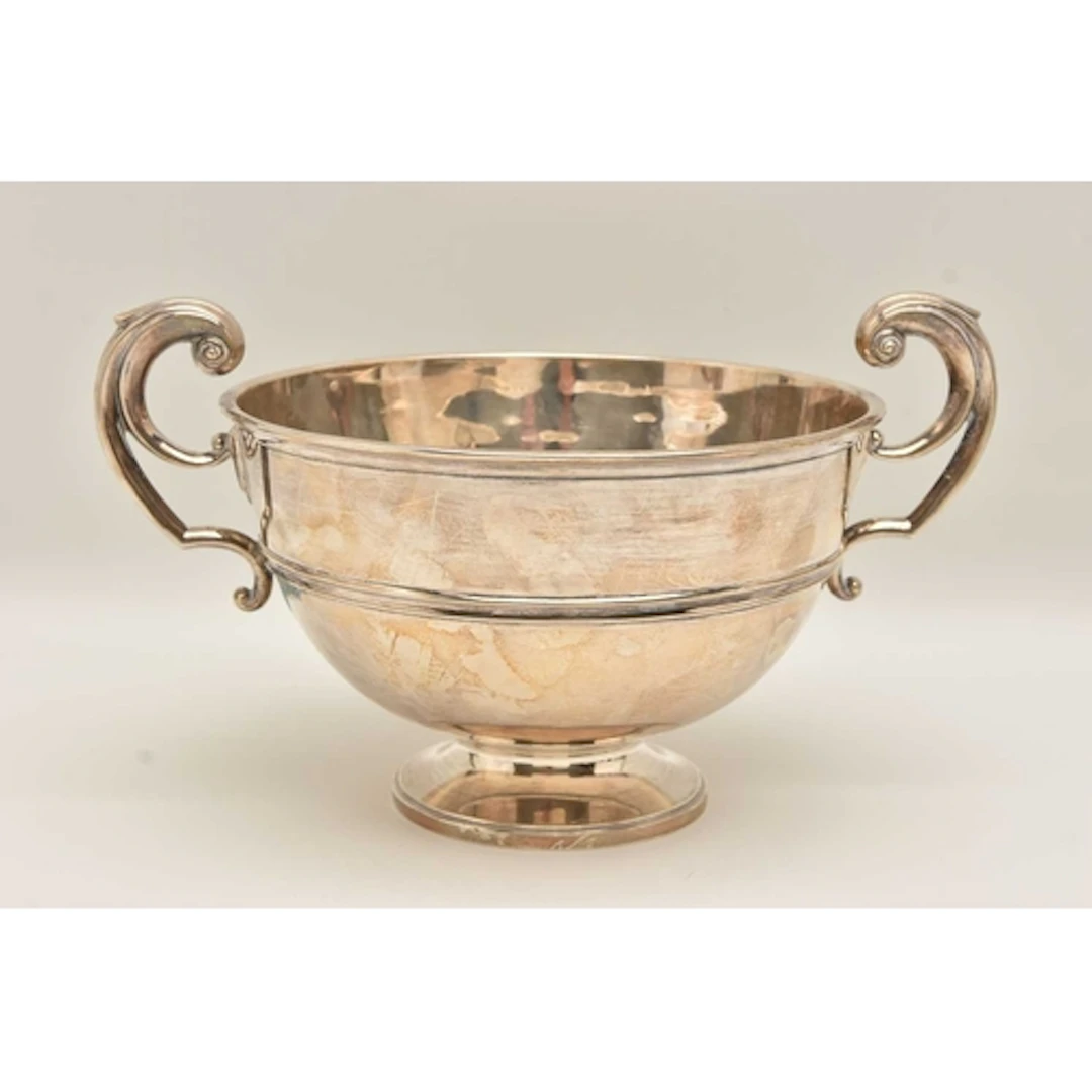 AN EARLY 20TH CENTURY SILVER TWIN HANDLED BOWL, fitted with ...