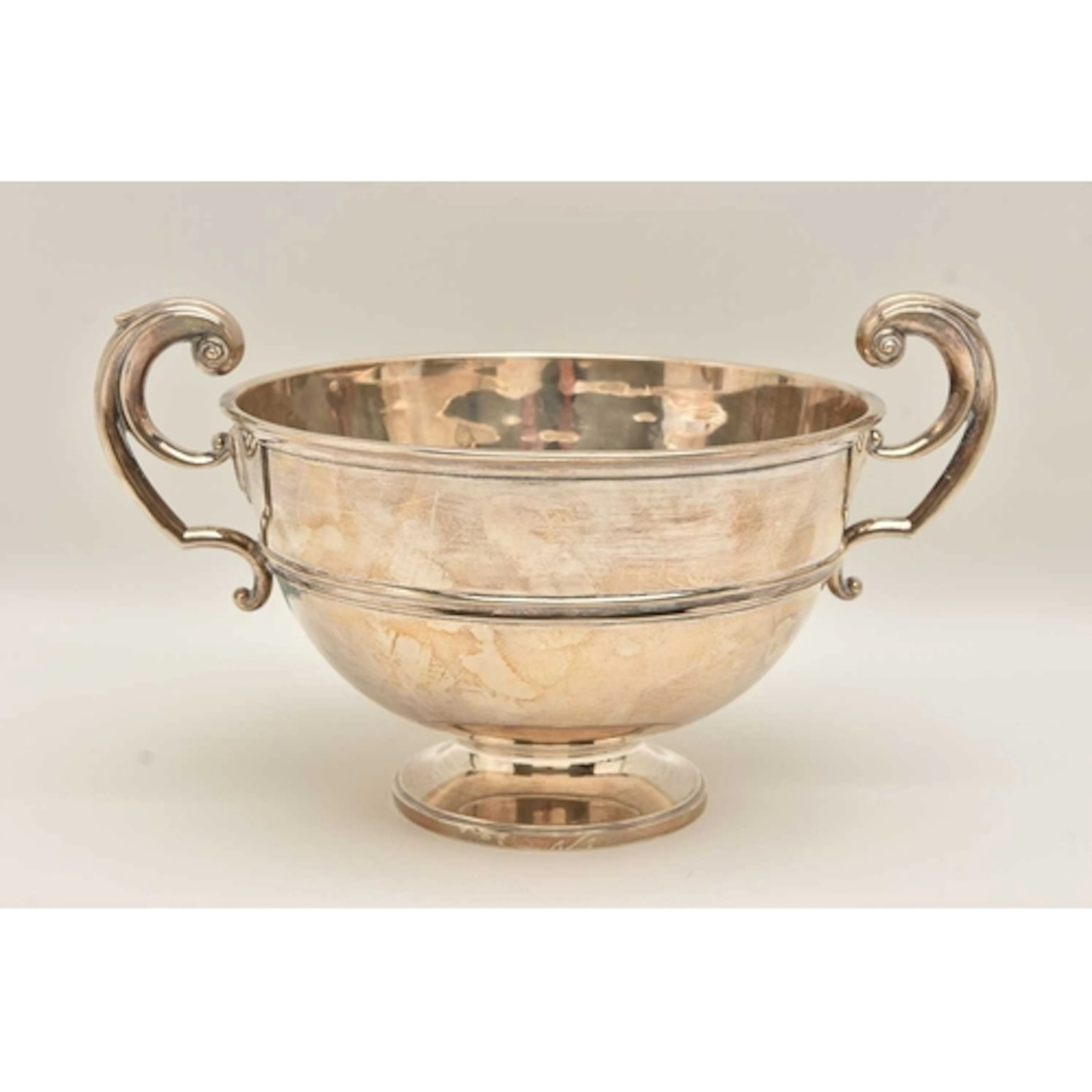 AN EARLY 20TH CENTURY SILVER TWIN HANDLED BOWL, fitted with ...